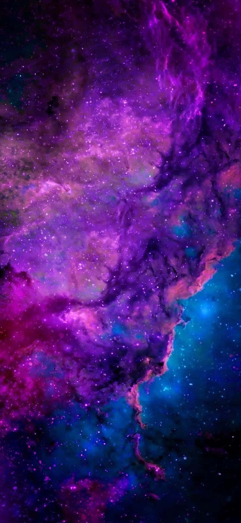  壁紙 — 深空中帶有發光恆星和旋轉宇宙塵埃的鮮豔紫色和藍色宇宙星雲。