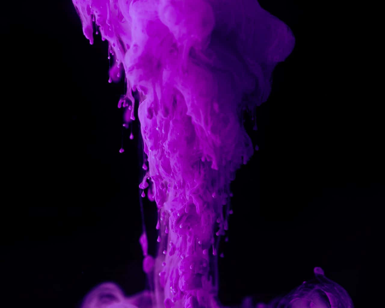  壁紙 — 鮮豔的紫色液體在純黑背景上如瀑布般傾瀉滴落，形成迷人的流體動態。