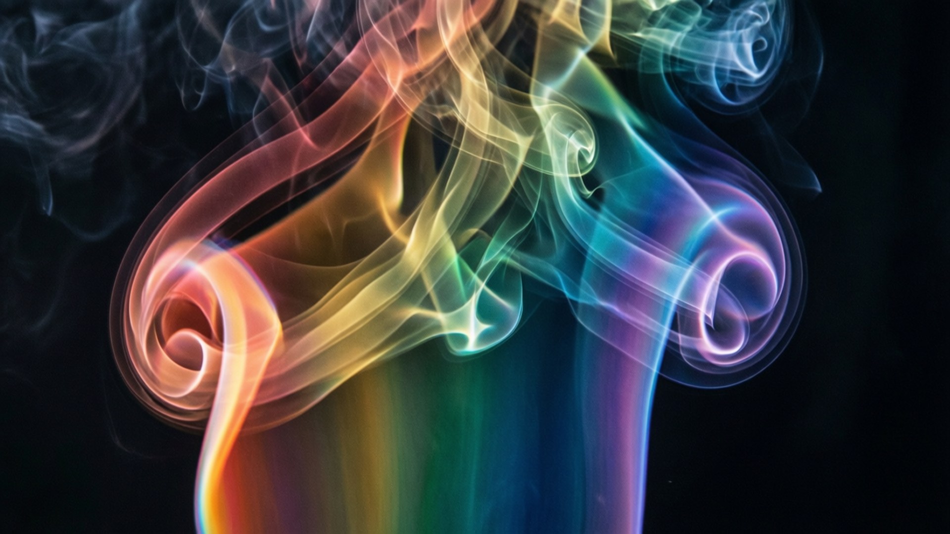 Rainbow Smoke Swirl 壁紙 — 充滿活力的彩虹煙霧在純黑背景上優雅地旋轉，呈現迷人的抽象展示。