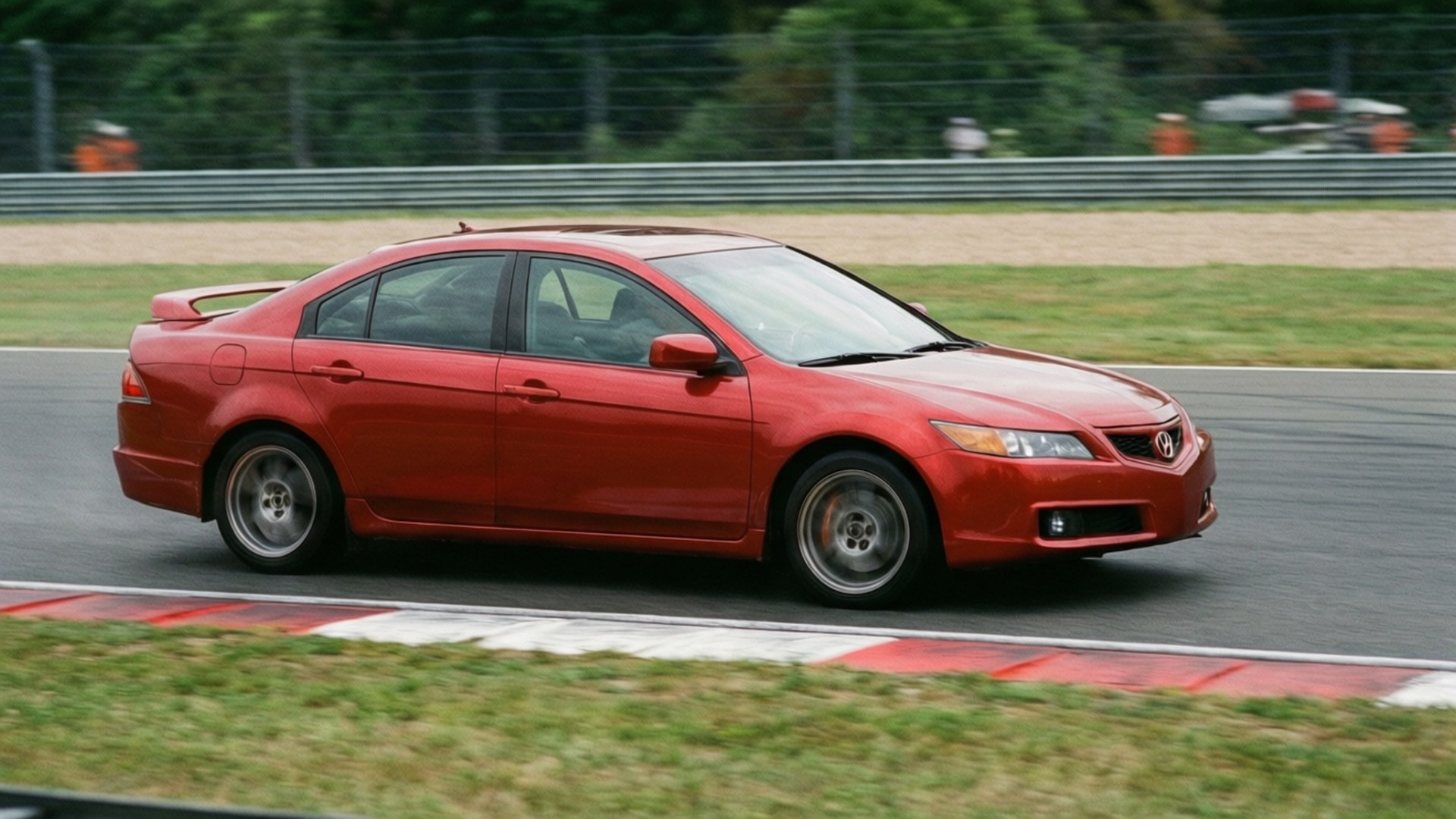 Red TL Type S Speed 壁紙 — 一輛鮮紅色的Acura TSX房車在賽道上疾馳，背景是模糊的綠化和安全護欄。