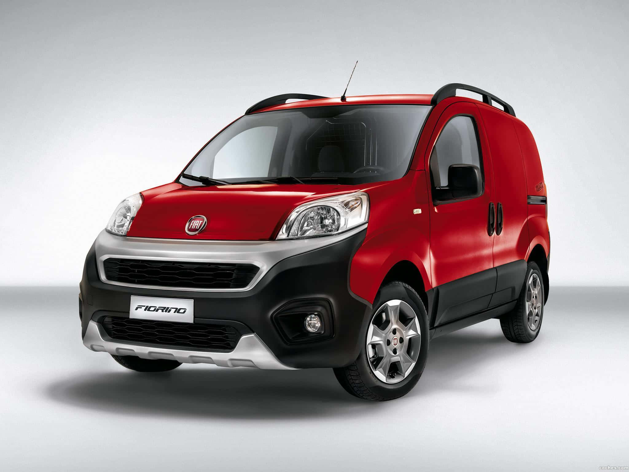 Fiat Fiorino 桌布 壁紙 — 一輛充滿活力的紅色 Fiat Fiorino 貨車，帶有黑色飾邊和車頂行李架，置於潔淨的攝影棚環境中。