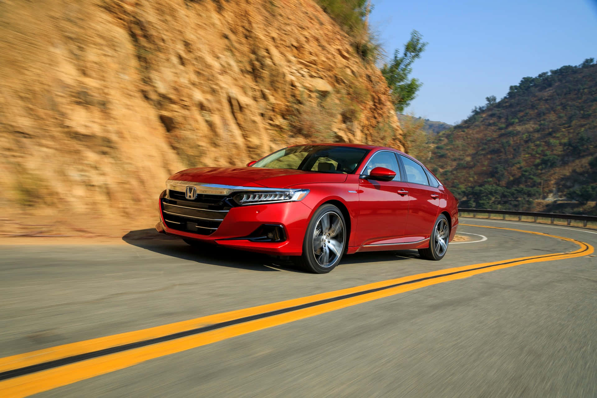 Honda Accord 桌布 壁紙 — 一輛鮮紅色的本田轎車沿著蜿蜒的山路疾馳，旁邊是岩石峭壁，帶有模糊的動感。