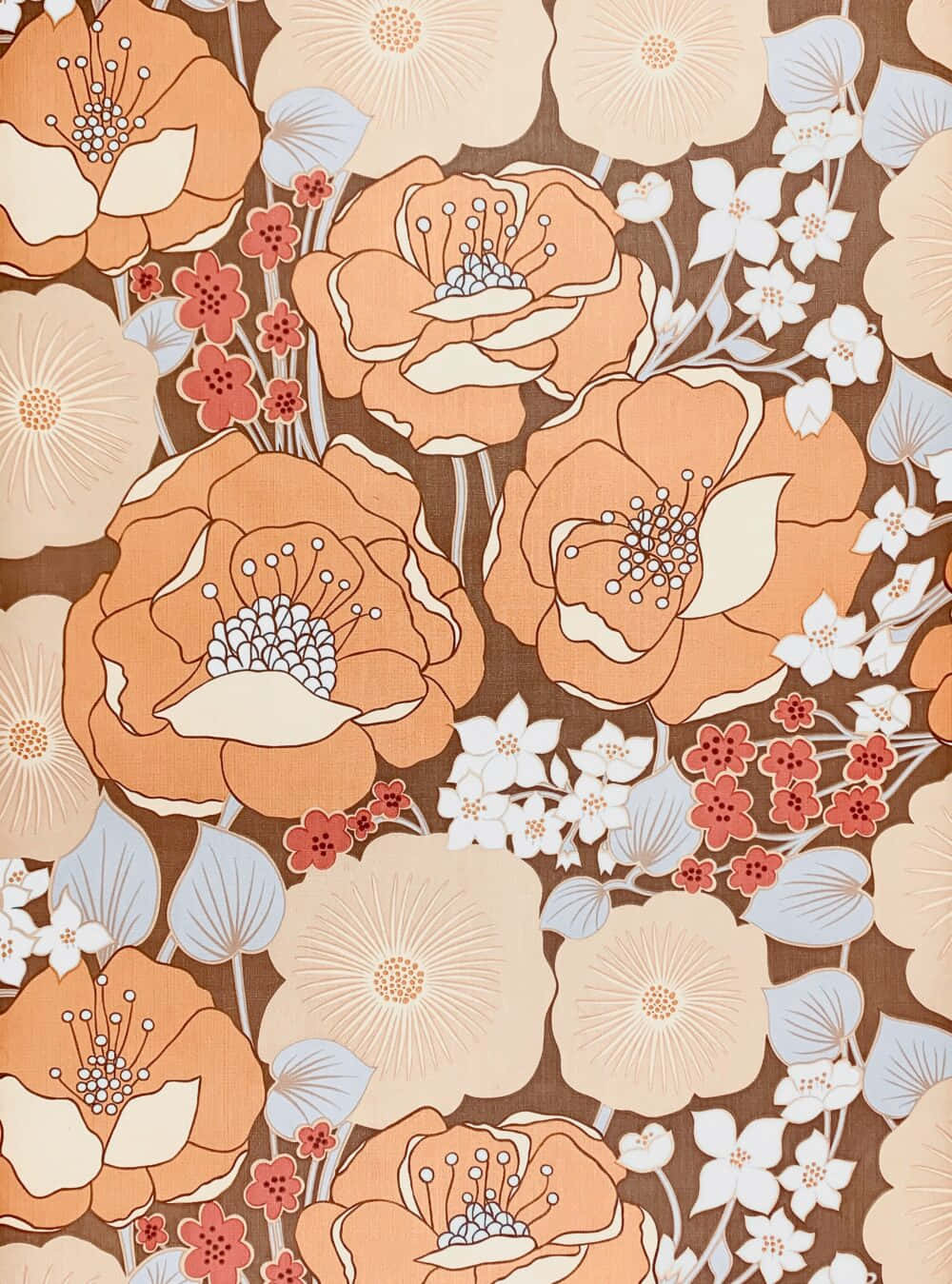  壁紙 — 充滿活力的復古花卉壁紙，帶有大的橙色花朵、小的紅色花朵和淺藍色葉子，背景為棕色。