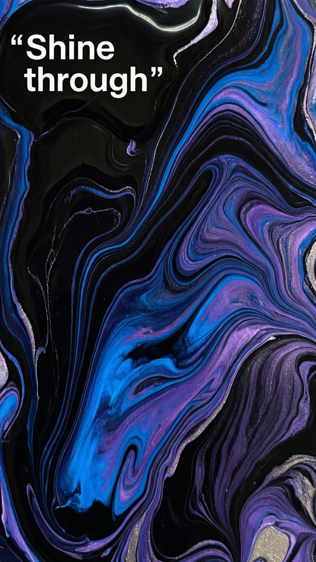 Black Quotes 桌布 壁紙 — 充滿活力的旋轉藍色和紫色在深黑色背景上動態流動，並帶有白色文字的短語 shine through。