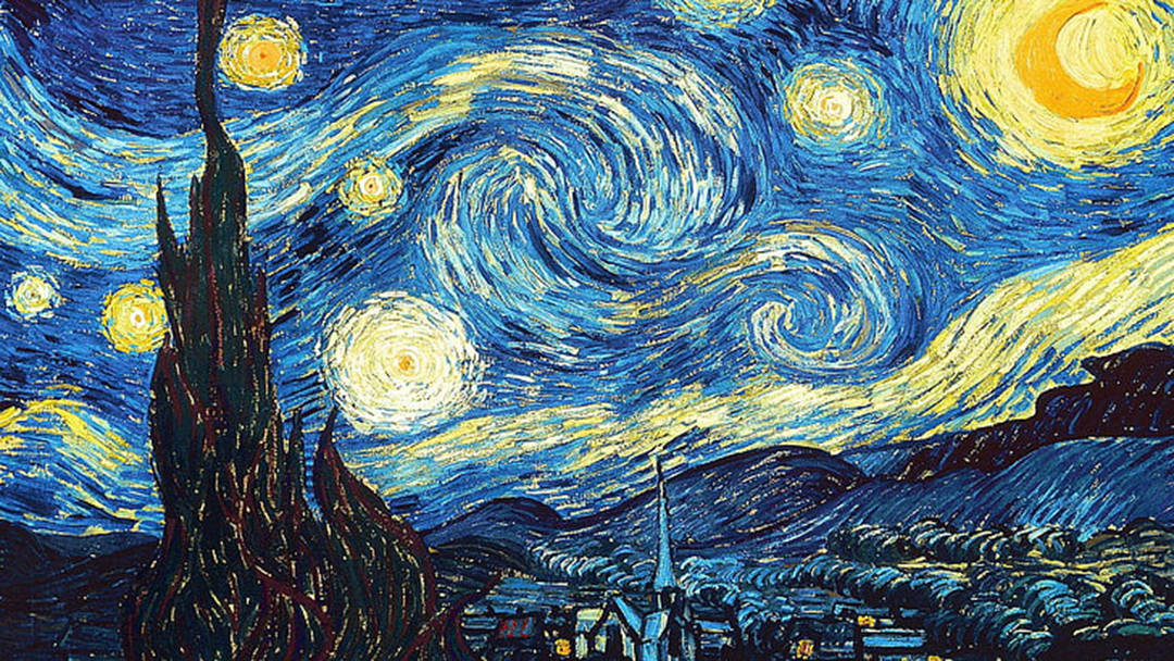 在寧靜村莊上空，漩渦星夜下扭曲的柏樹。 — 藍色美學 壁紙