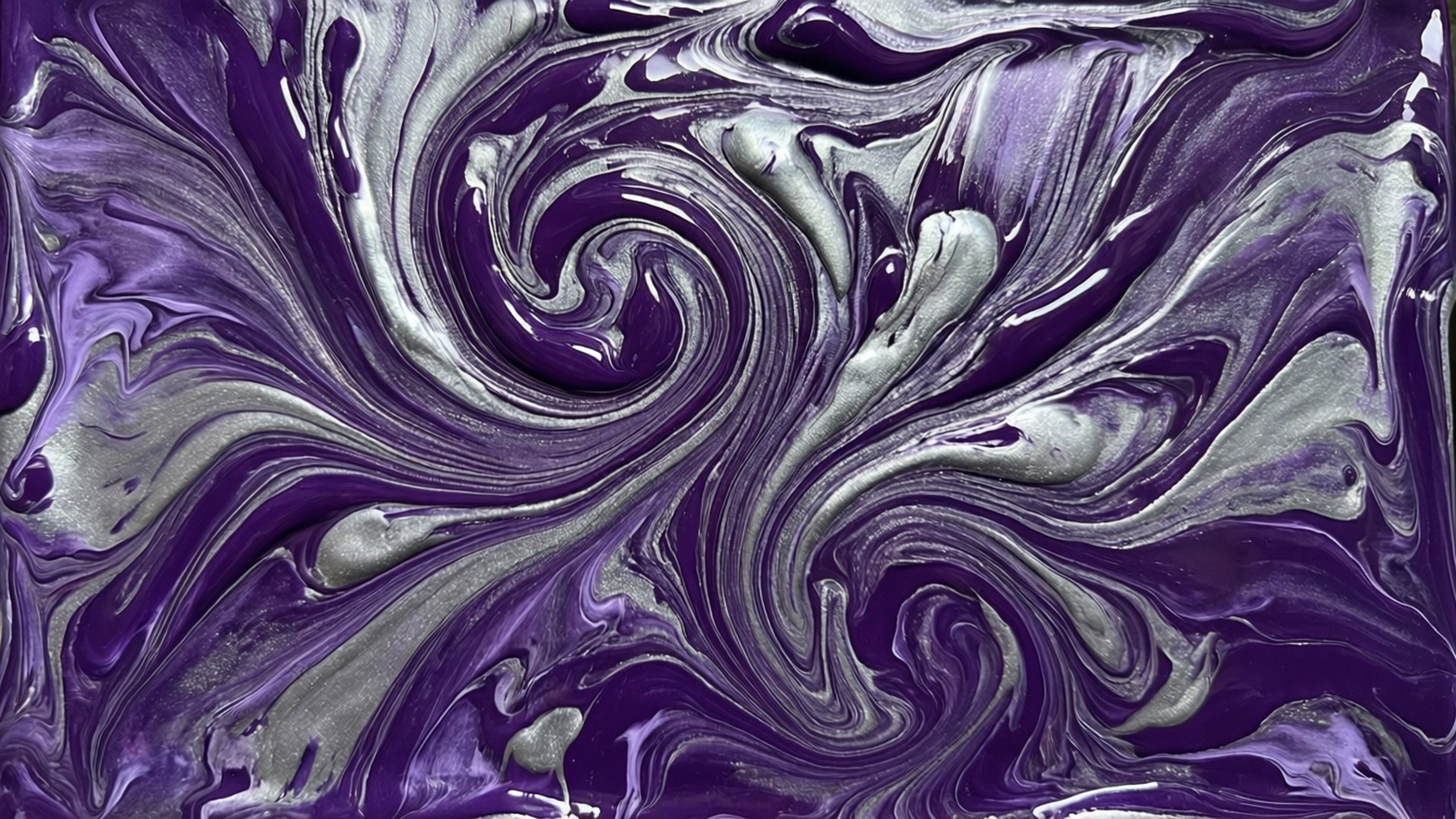 Fluid Art Royal 壁紙 — 深紫色和金屬銀色油漆的鮮豔漩渦圖案創造出動態的抽象流體藝術構圖。