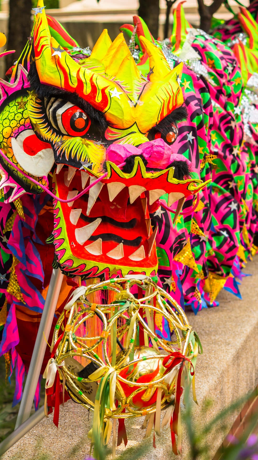  壁紙 — 充滿活力的傳統中國舞龍服飾，帶有火黃色頭部和多色鱗片，準備好進行表演。