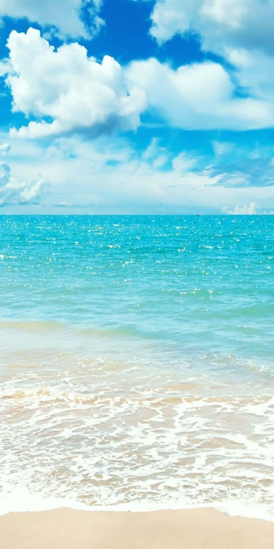 陽光明媚的海灘，藍綠色的海浪在金色沙灘上翻滾，上方是明亮的藍天和白雲。 — 海灘 壁紙