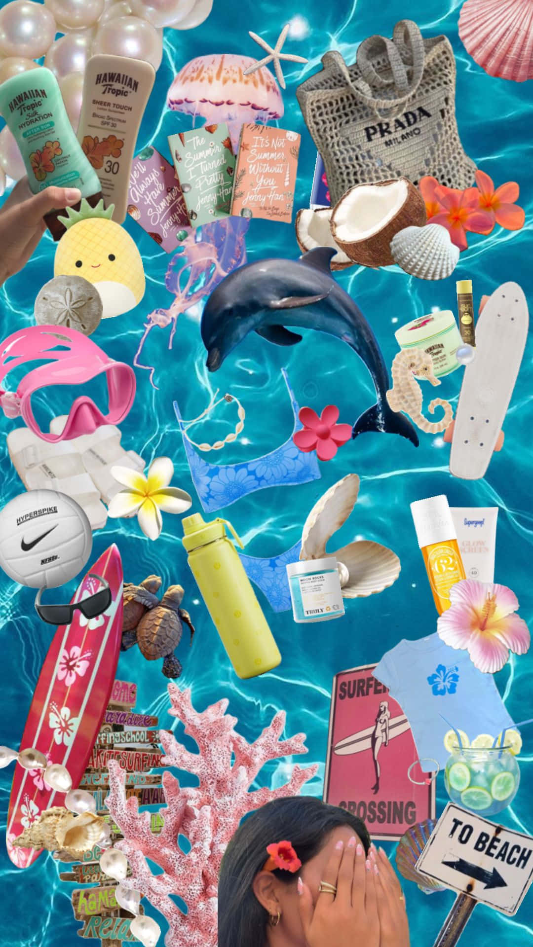  壁紙 — 一幅充滿活力的水下拼貼畫，展示漂浮在碧綠海水中的沙灘裝備、防曬霜、衝浪板和熱帶物品。