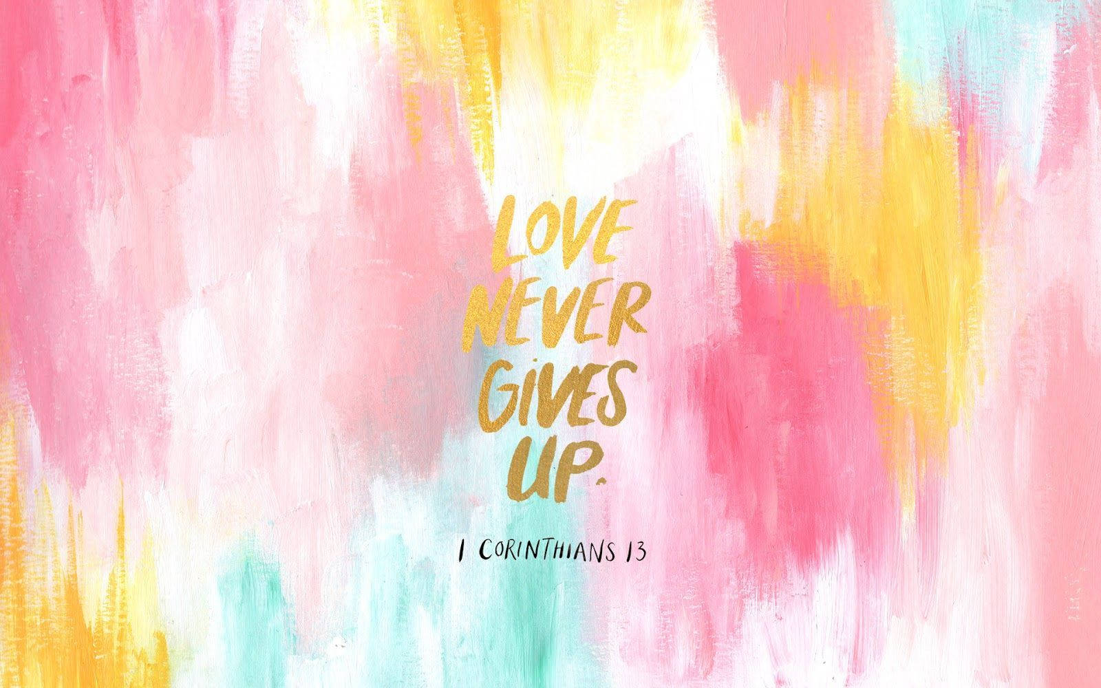 帶有金色文字 love never gives up 的抽象水彩背景。 — 聖經經文 壁紙