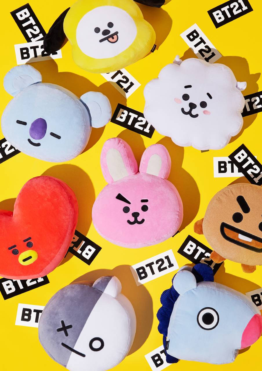 黃色背景上散落著標誌的BT21毛絨玩具系列。 — Bts 壁紙