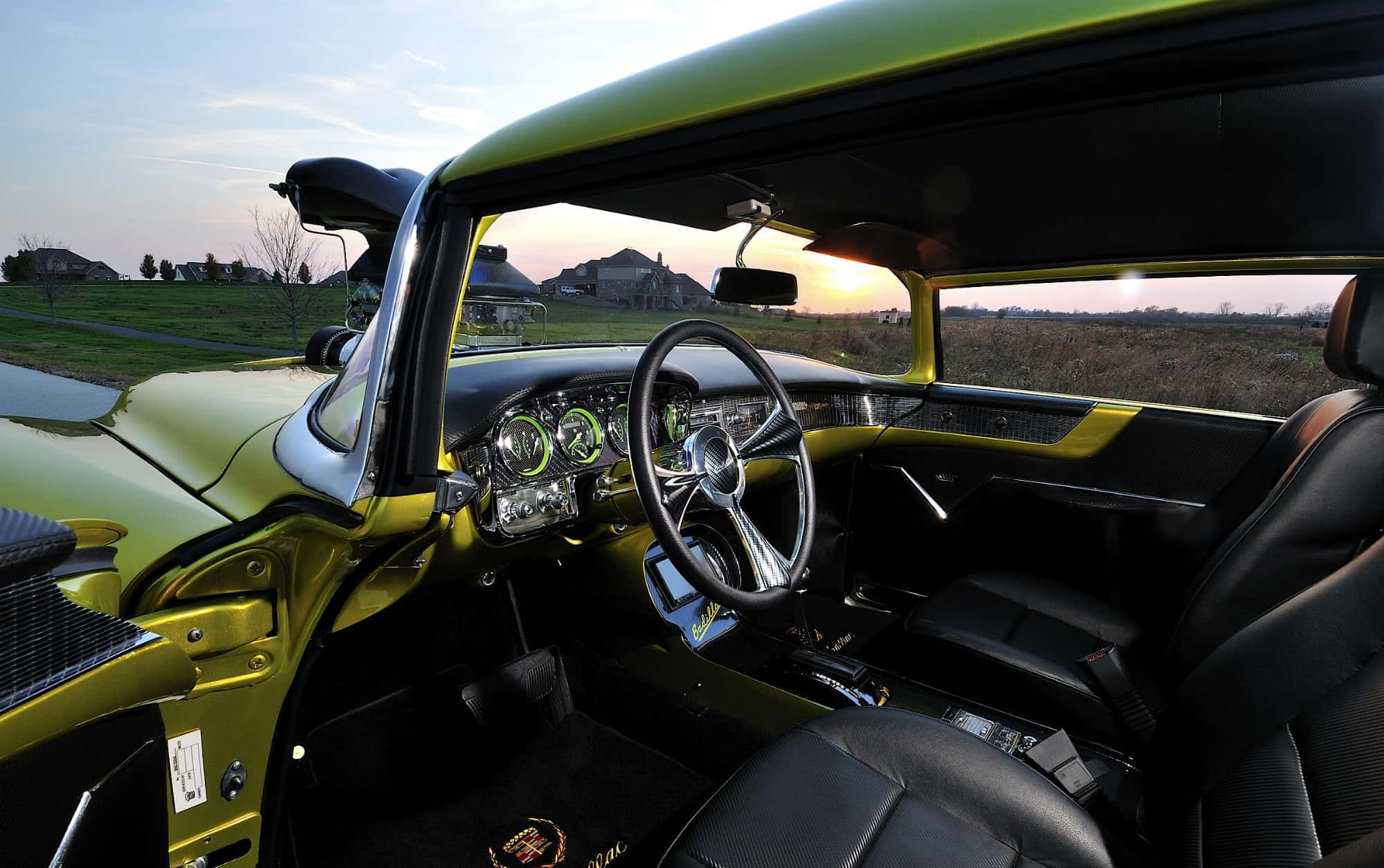 Cadillac Deville 桌布 壁紙 — 充滿活力的黃色經典汽車內裝，搭配黑色皮革座椅和鍍鉻細節，在日落時分。