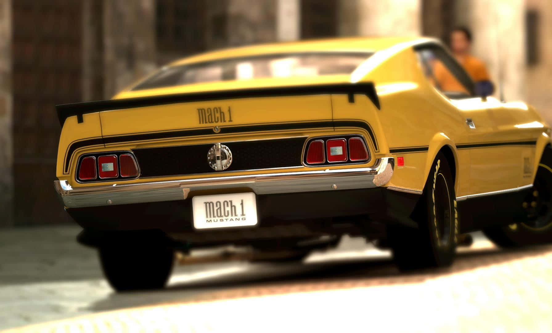 Ford Mustang Mach 1 桌布 壁紙 — 從後方觀看一輛鮮黃色經典 Mach 1 野馬跑車，背景為模糊的城市景觀。