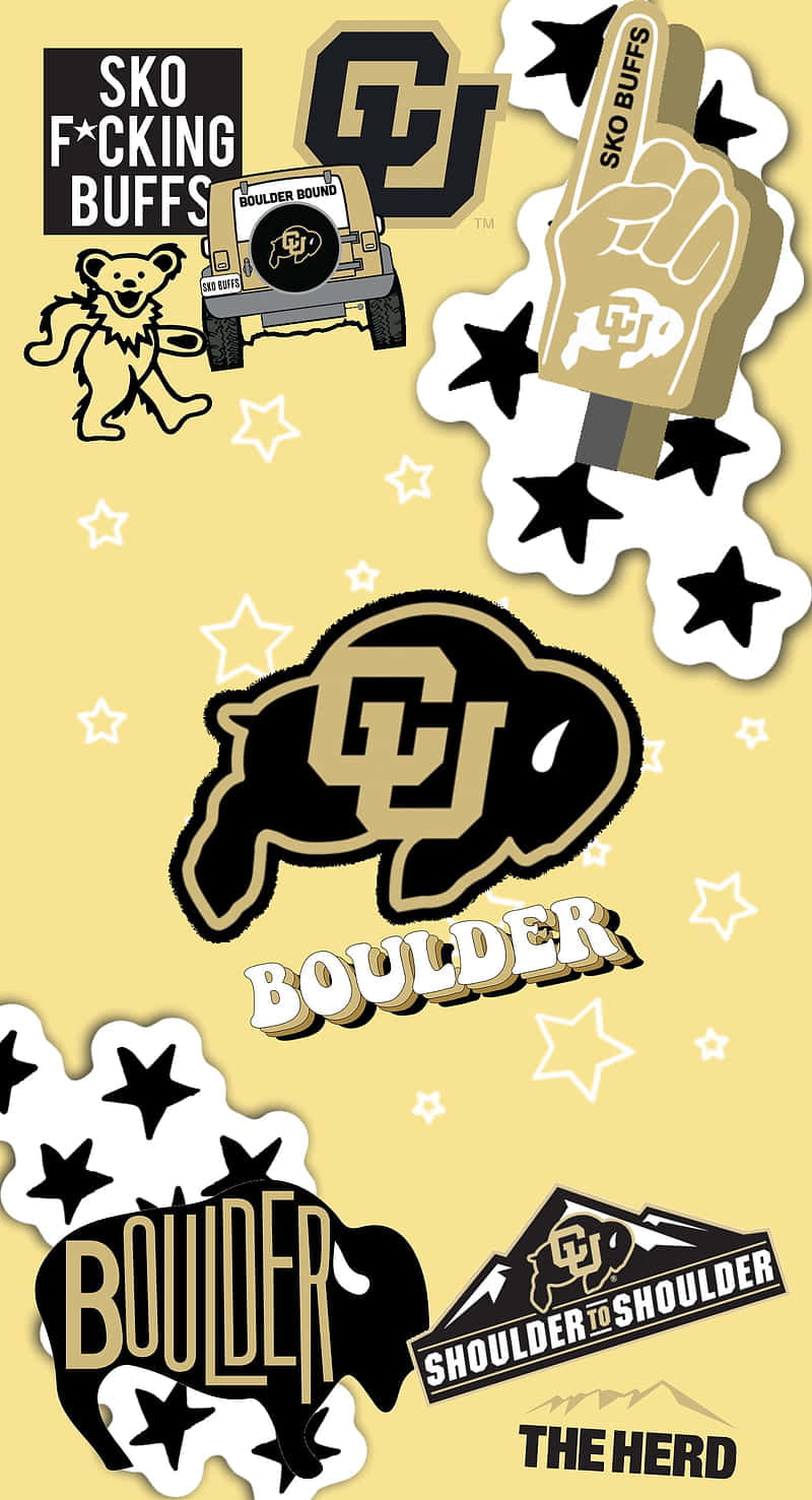  壁紙 — 一張充滿活力的黃色壁紙拼貼畫， featuring CU Boulder Buffs 團隊標誌、吉祥物和粉絲裝備，黑色星星和白色星星散落在各處。