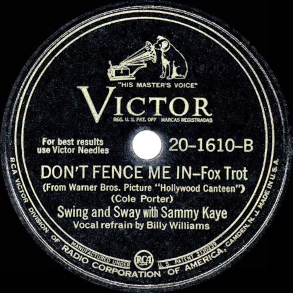 vinyl 桌布 壁紙 — Victor Records 的復古黑色黑膠唱片標籤，帶有白色文字和 Nipper 狗標誌，歌曲為 Don't Fence Me In。