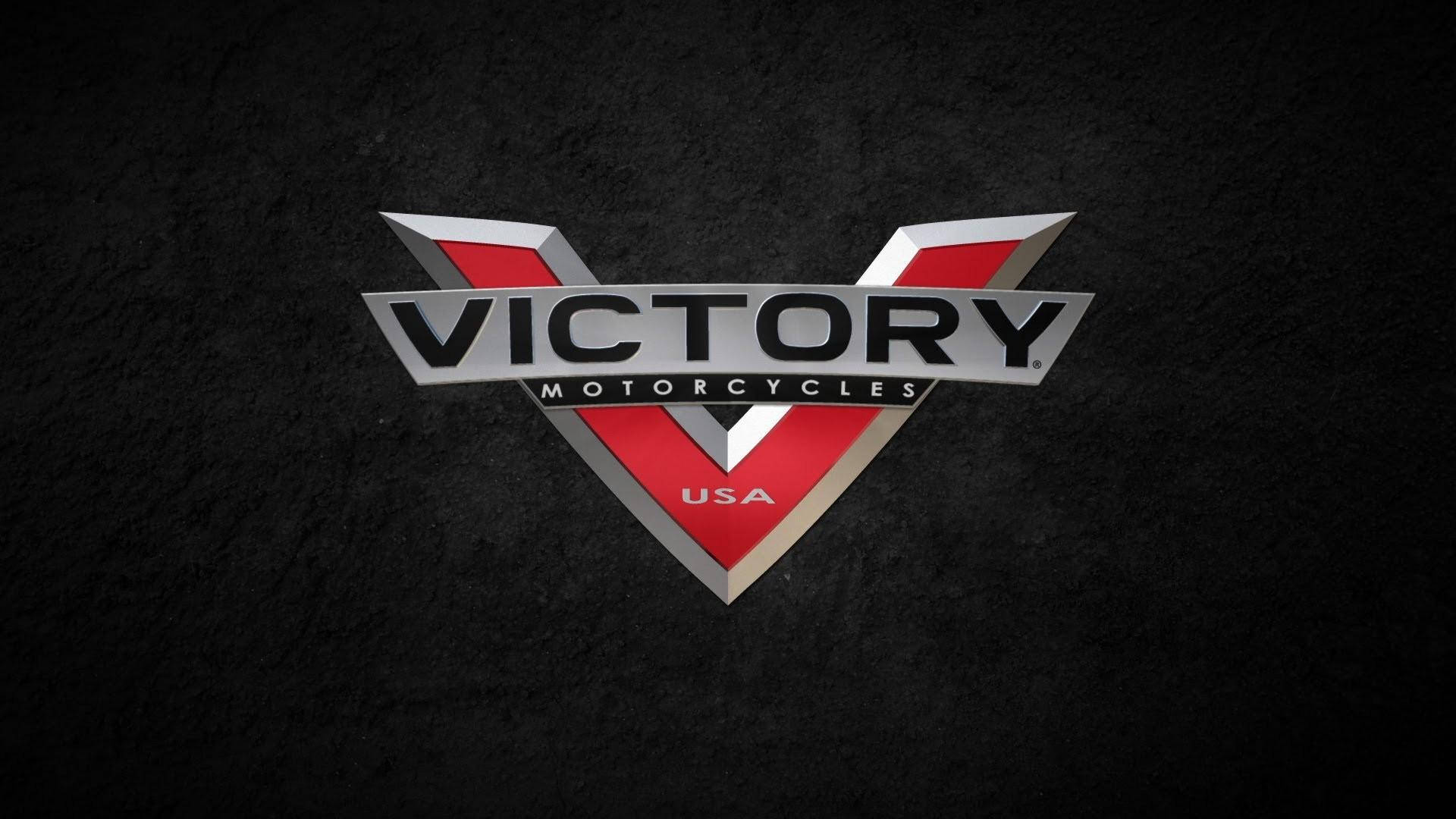 Victory 桌布 壁紙 — Victory Motorcycles 標誌以鮮明的紅色、銀色和黑色呈現，背景為有紋理的深色。