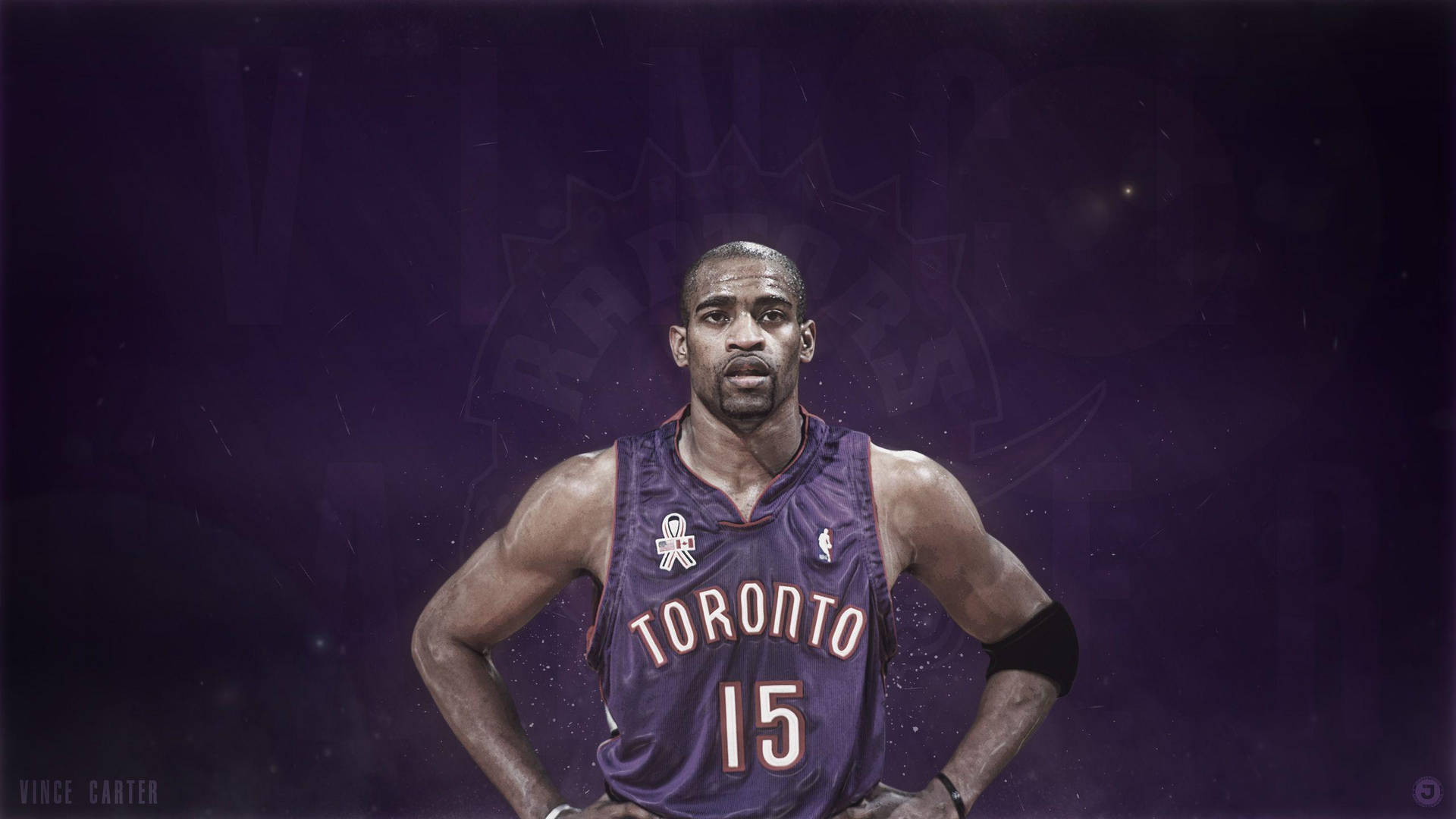 職業籃球運動員 Vince Carter 身穿多倫多暴龍隊球衣，雙手叉腰擺姿勢。 — NBA 壁紙