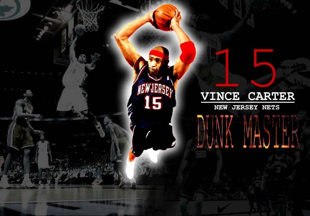 最佳籃球 桌布 壁紙 — Vince Carter 在半空中扣籃，身穿新澤西籃網隊球衣，帶有發光效果，背景為黑白籃球比賽場景。