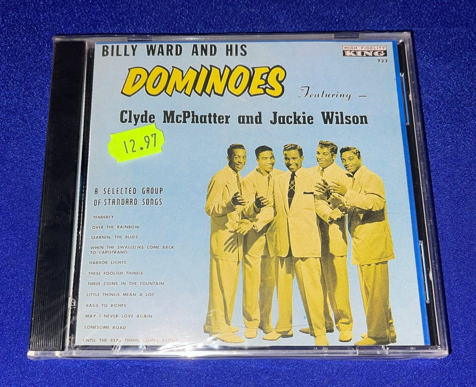 復古 桌布 壁紙 — Billy Ward and His Dominoes 的 1950 年代復古爵士專輯封面，五名微笑的西裝男子在淺藍色背景前。