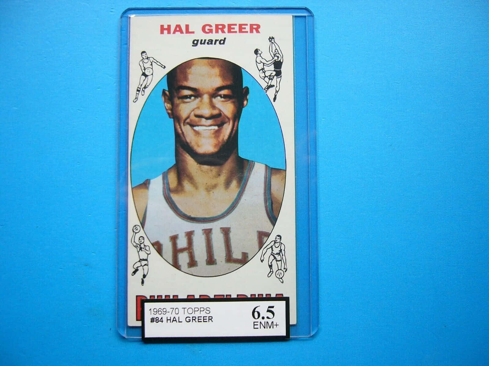 復古1969-70 Topps Hal Greer籃球卡，放在保護套中，藍色背景。 — NBA 壁紙