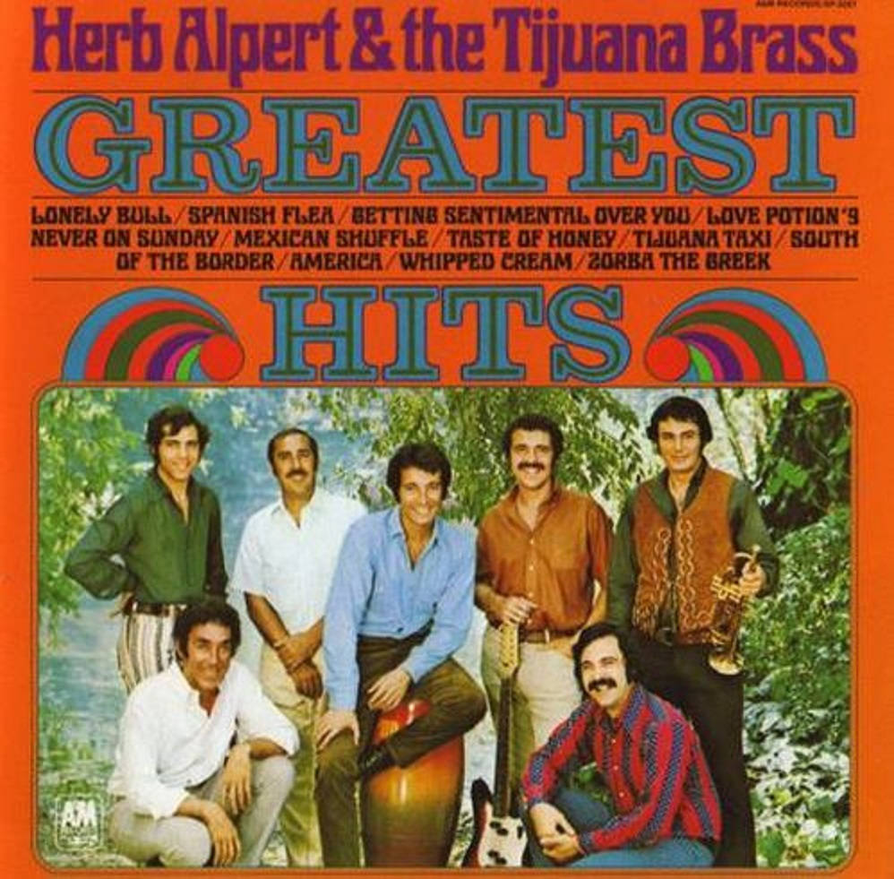 Album Cover 桌布 壁紙 — Herb Alpert & the Tijuana Brass 的復古專輯封面，七名男子穿著色彩繽紛的 1960 年代服裝，在戶外樹葉茂密的樹下擺姿勢。