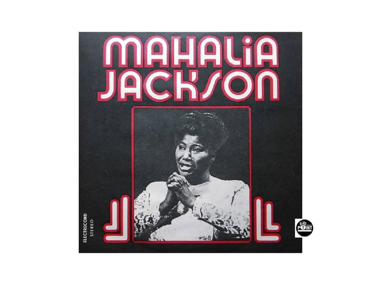 Celebrity 桌布 壁紙 — Mahalia Jackson 的復古專輯封面，帶有粗體紅色字體和她在唱歌時雙手合十的黑白照片。