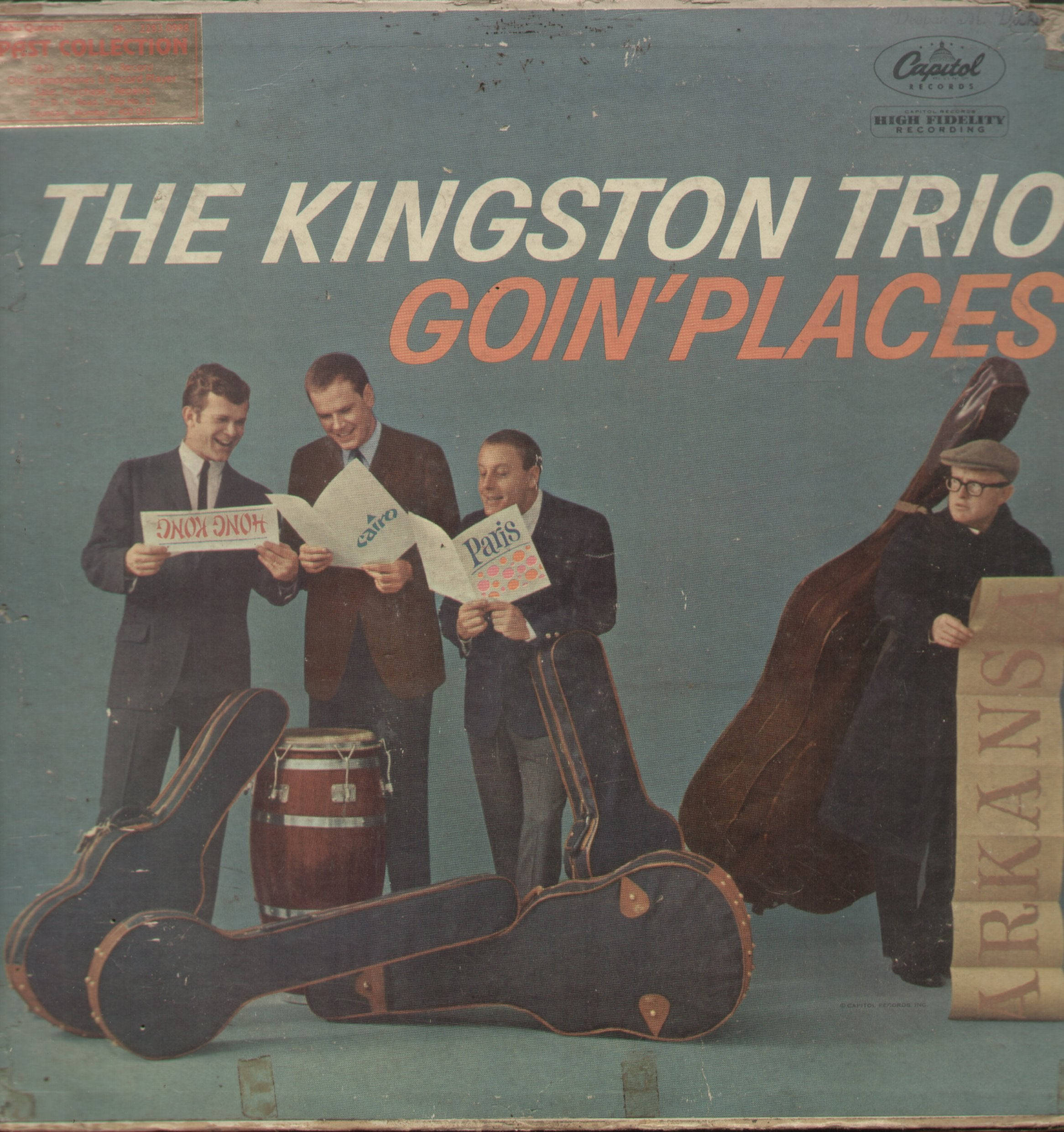 音樂 桌布 壁紙 — The Kingston Trio 的復古專輯封面，手持旅行主題標誌，周圍有樂器和行李箱。