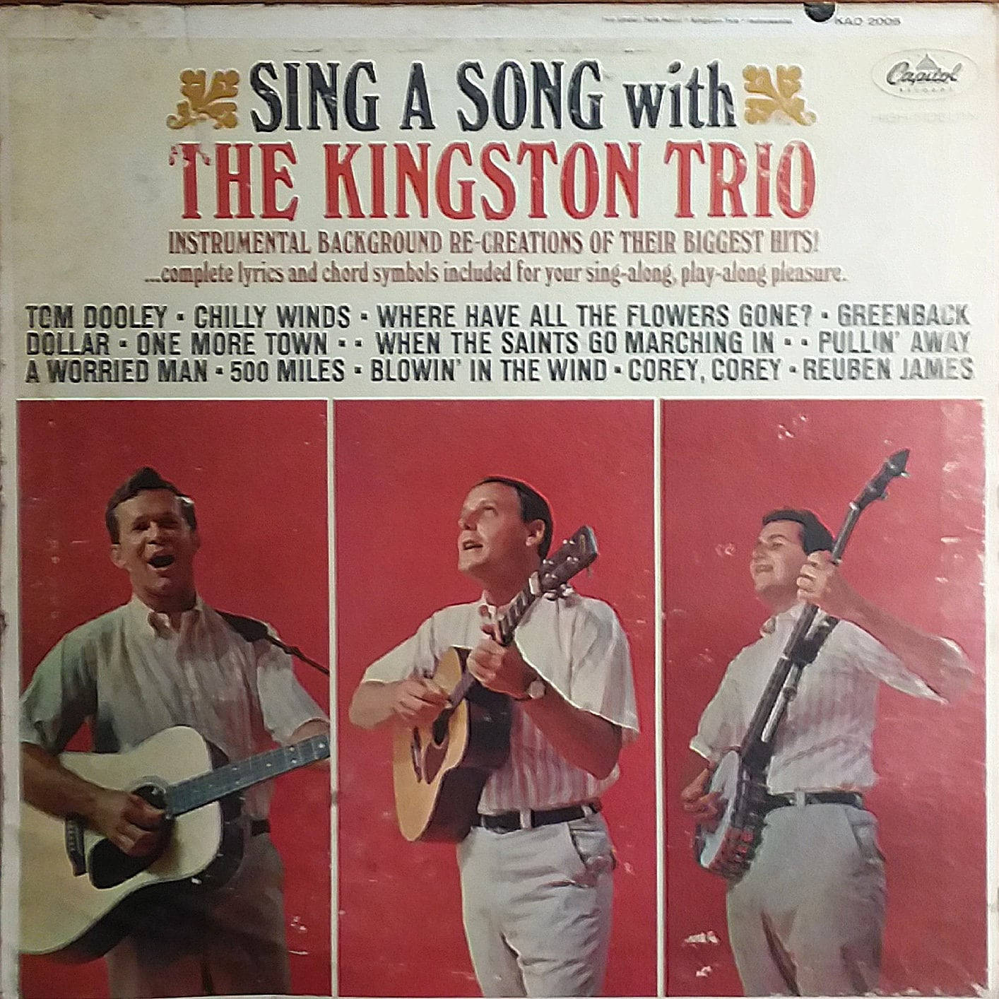 音樂 桌布 壁紙 — The Kingston Trio 的復古專輯封面，三名男子在鮮紅色背景前唱歌和彈吉他。
