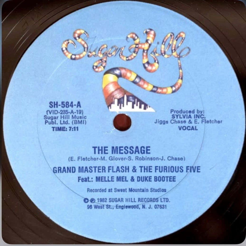Vinyl Record 桌布 壁紙 — Grandmaster Flash and the Furious Five 的《The Message》復古藍色黑膠唱片標籤，帶有色彩繽紛的蛇形標誌和城市天際線剪影。