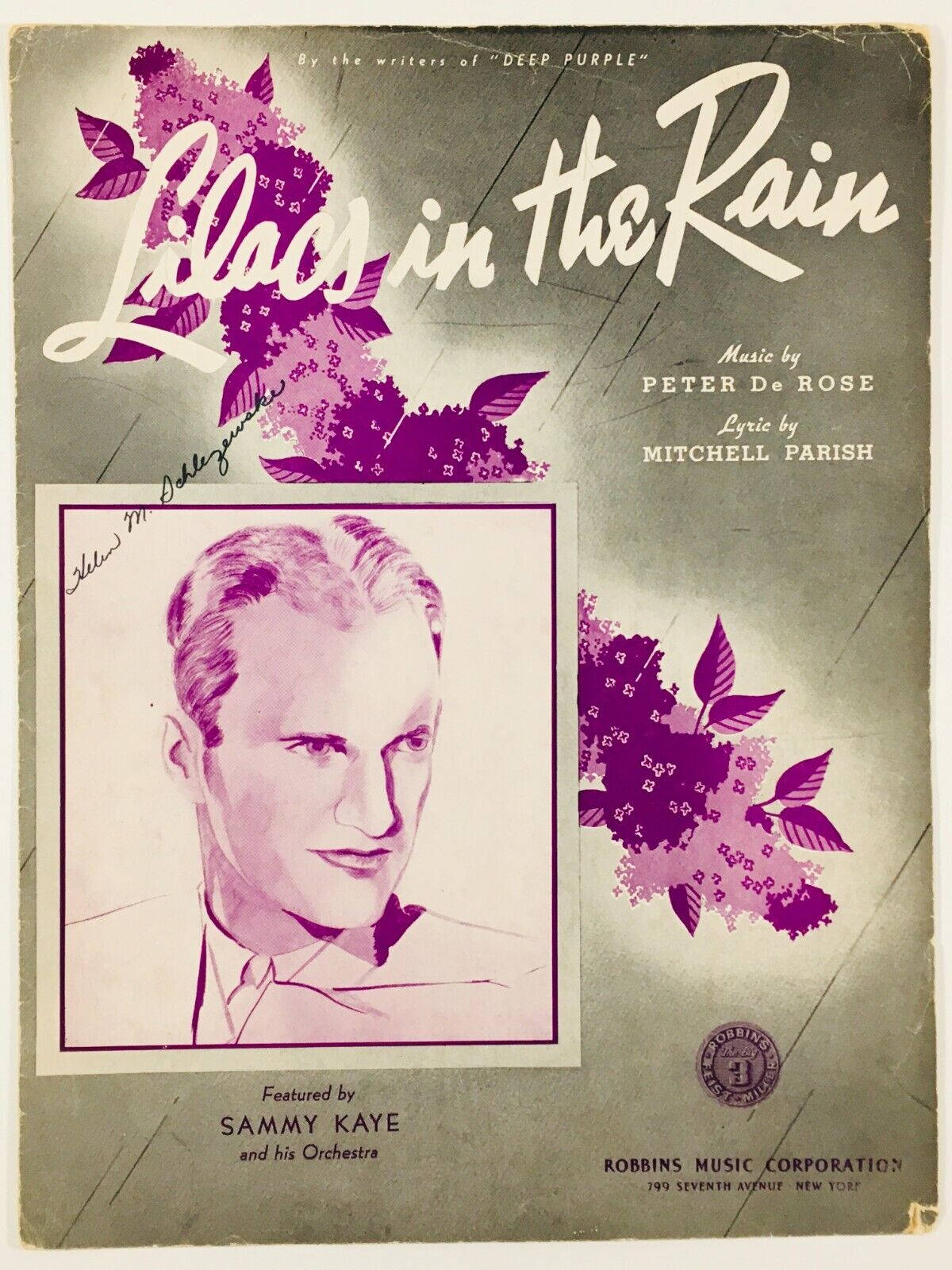 音樂 桌布 壁紙 — 《Lilacs in the Rain》的復古樂譜封面，上面有Sammy Kaye的肖像和在舊化灰色紙上的紫色花卉點綴。