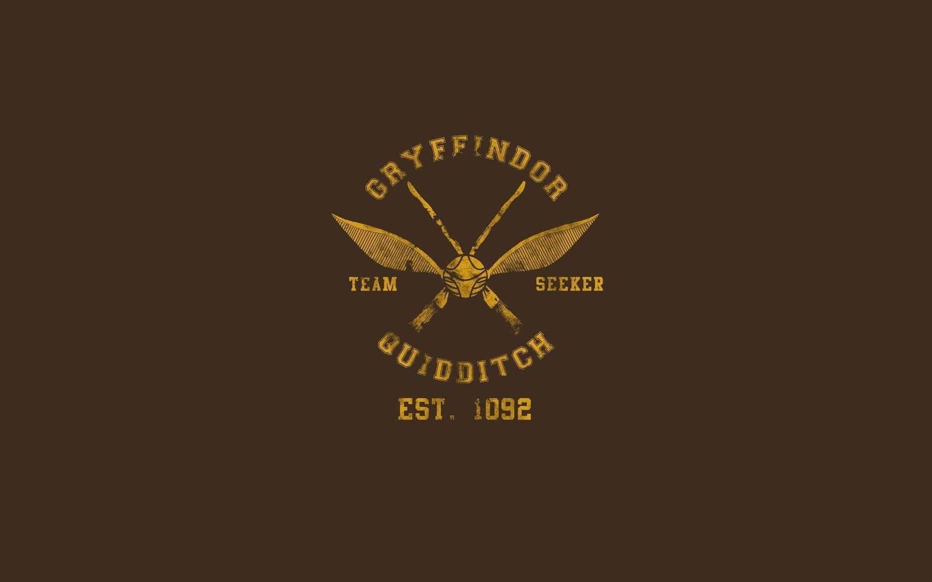  壁紙 — 深棕色背景上帶有交叉掃帚和金探子的復古風格葛萊芬多魁地奇球隊標誌。