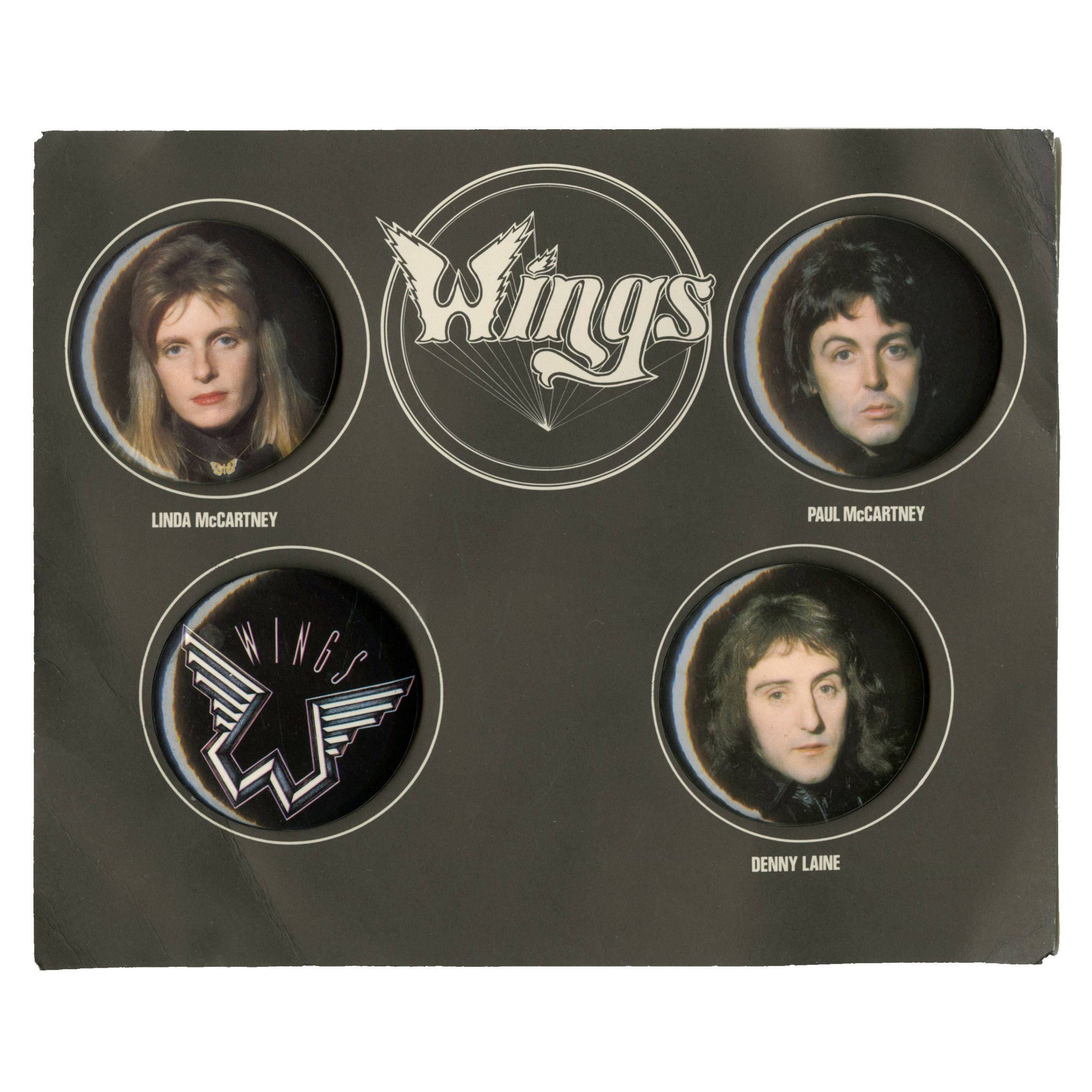 the beatles 桌布 壁紙 — Vintage Wings 樂隊宣傳照片，以圓形肖像展示 Linda McCartney、Paul McCartney 和 Denny Laine，背景為深色。