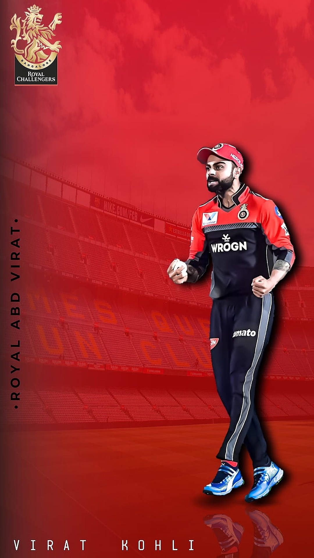Royal 桌布 壁紙 — Virat Kohli 身穿 Royal Challengers Bangalore 隊服，自信地走過一個帶有紅色色調的板球場，並顯示他的名字和球隊標誌。