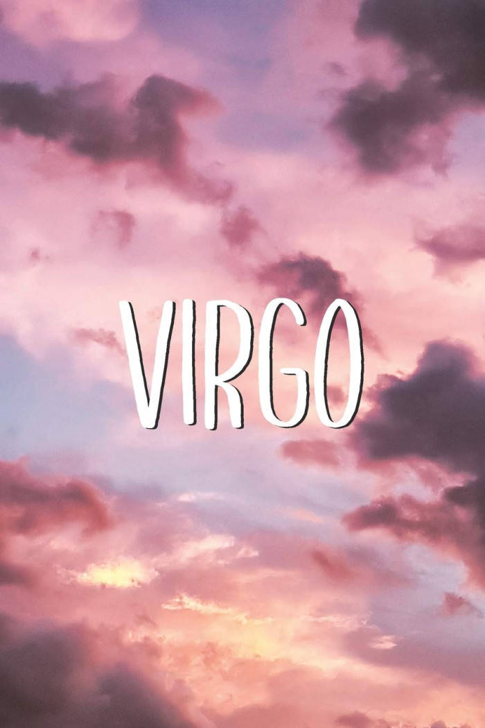 Virgo 桌布 壁紙 — 「VIRGO」一詞以粗體白色字體漂浮在夢幻般的暮色天空中，天空塗滿柔和的粉紅色、紫色和金色。