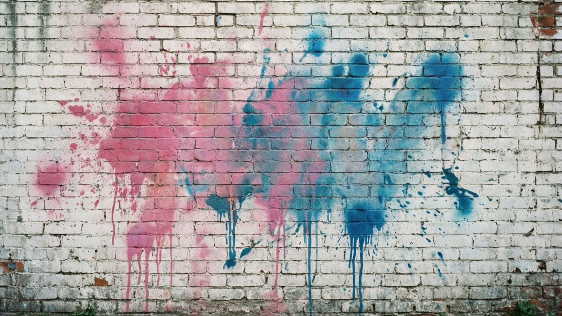 Faded Graffiti on White Brick 壁紙 — 鮮豔的粉紅色和藍色油漆飛濺沿著風化的白色磚牆滴落，營造出大膽的城市塗鴉效果。