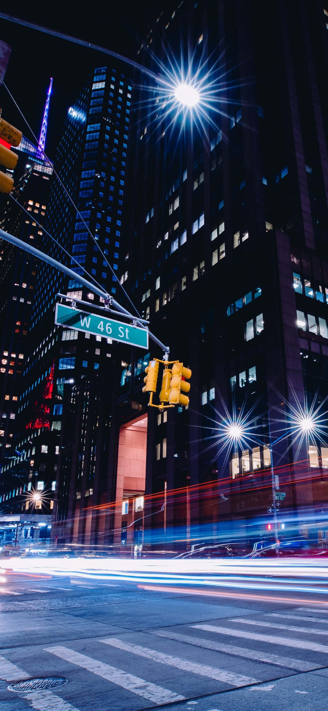iPhone Xs New York 桌布 壁紙 — W 46 St 上充滿活力的夜景，閃爍的街燈和車流燈光軌跡。