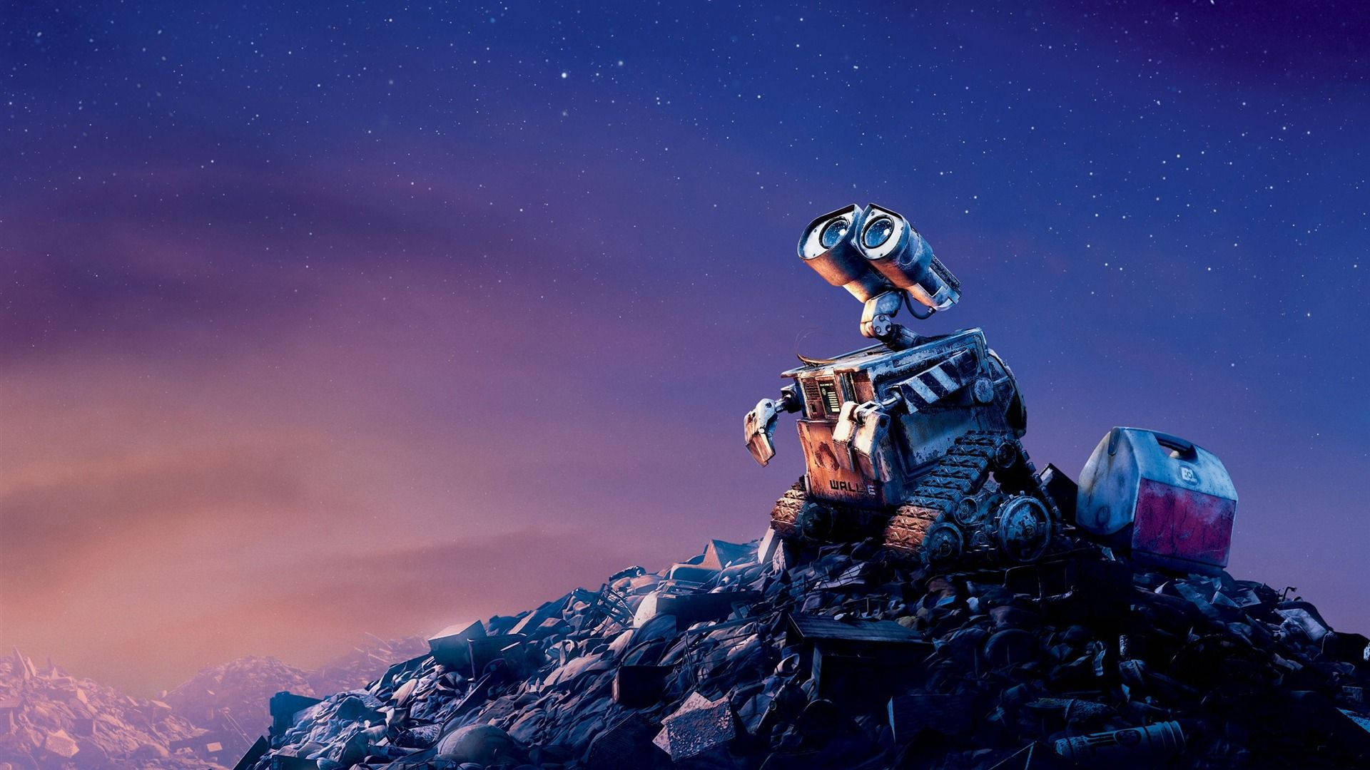  壁紙 — Wall-E 站在垃圾山頂上，星空暮色下，遠處有白雪覆蓋的山峰。