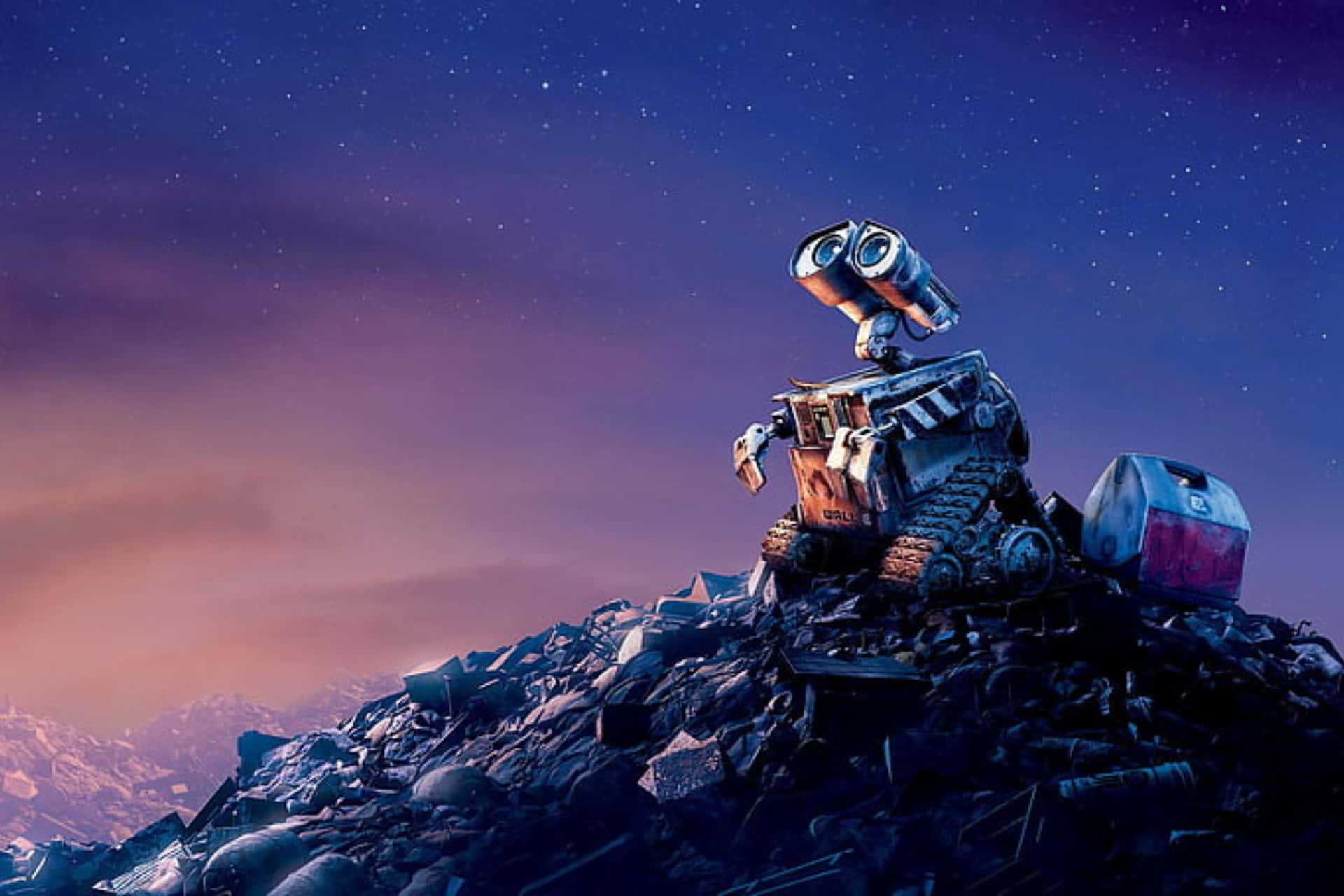  壁紙 — Wall-E 站在一堆垃圾上，背景是繁星點點的暮色天空和遠山。