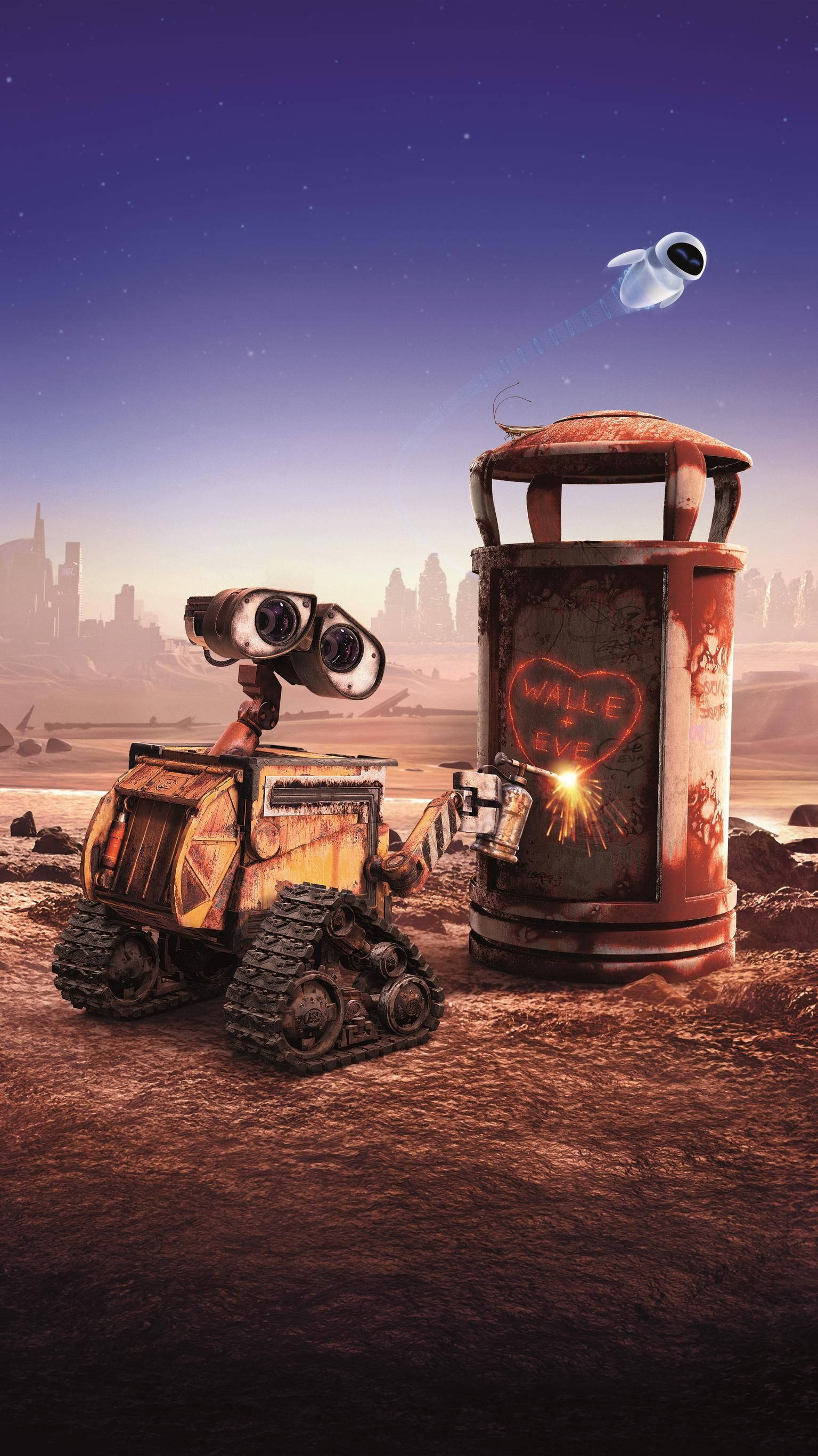 E 桌布 壁紙 — Wall-E 和 Eve 站在一個生鏽的垃圾桶旁邊，垃圾桶上畫著一顆心，在塵土飛揚的外星景觀中，星空下的暮色天空。