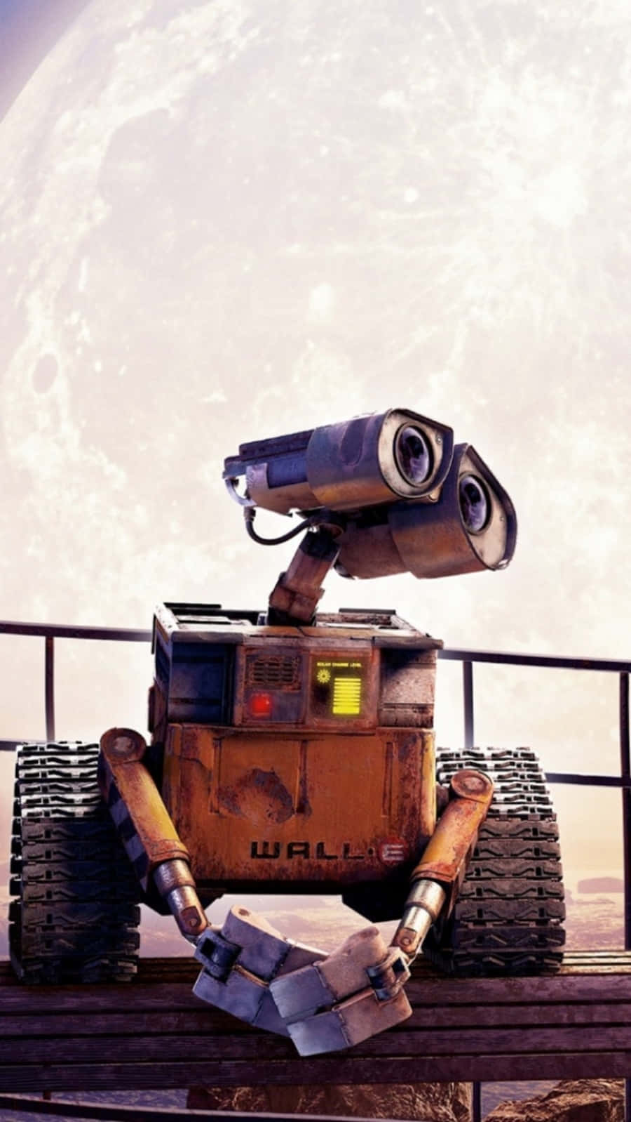 機器人 桌布 壁紙 — Wall-E 沉思地坐在欄杆上，凝視著荒涼景觀中巨大的月光天空。