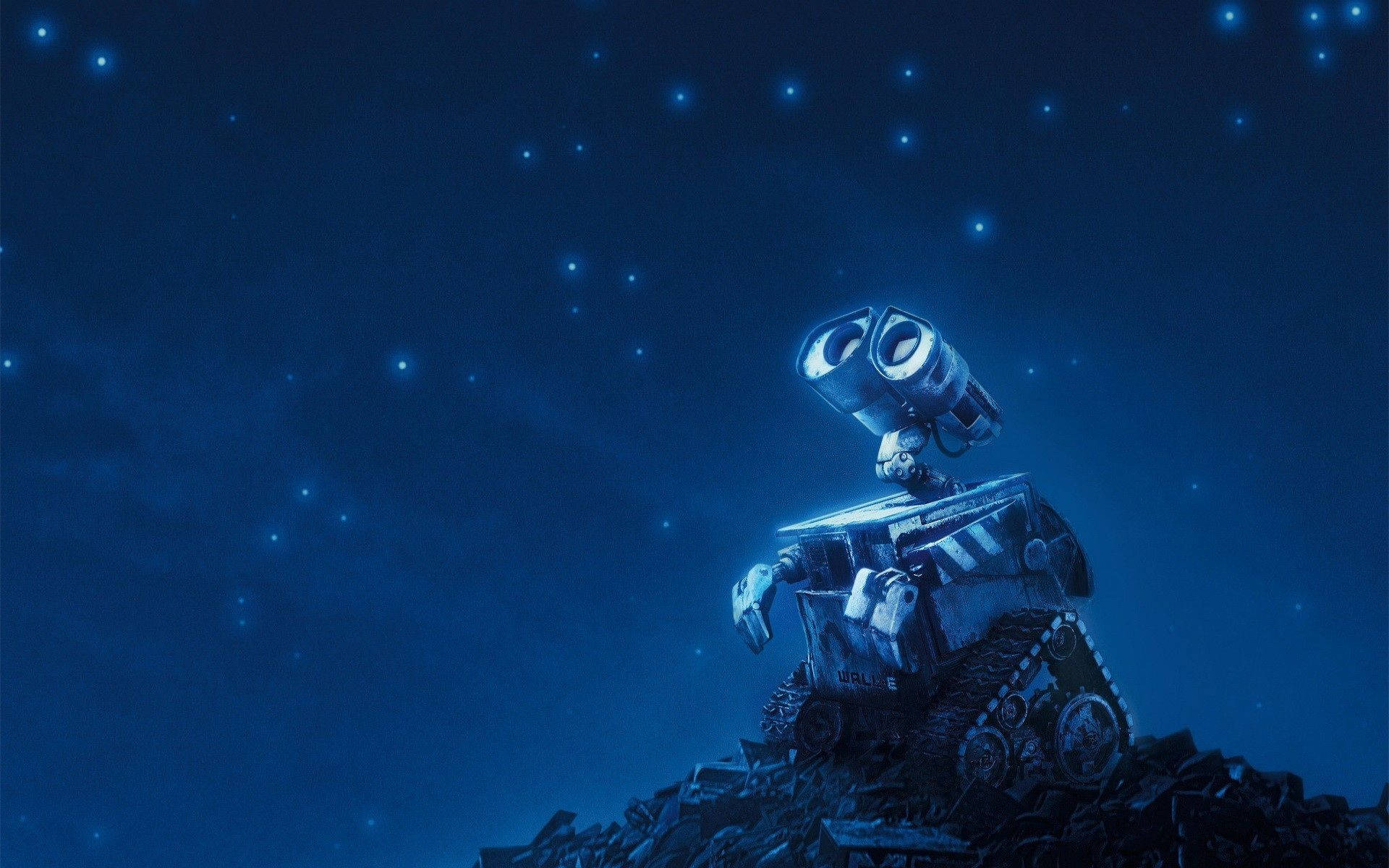 夜空 桌布 壁紙 — Wall-E 獨自站在瓦礫頂端，在深藍色調的星空下。