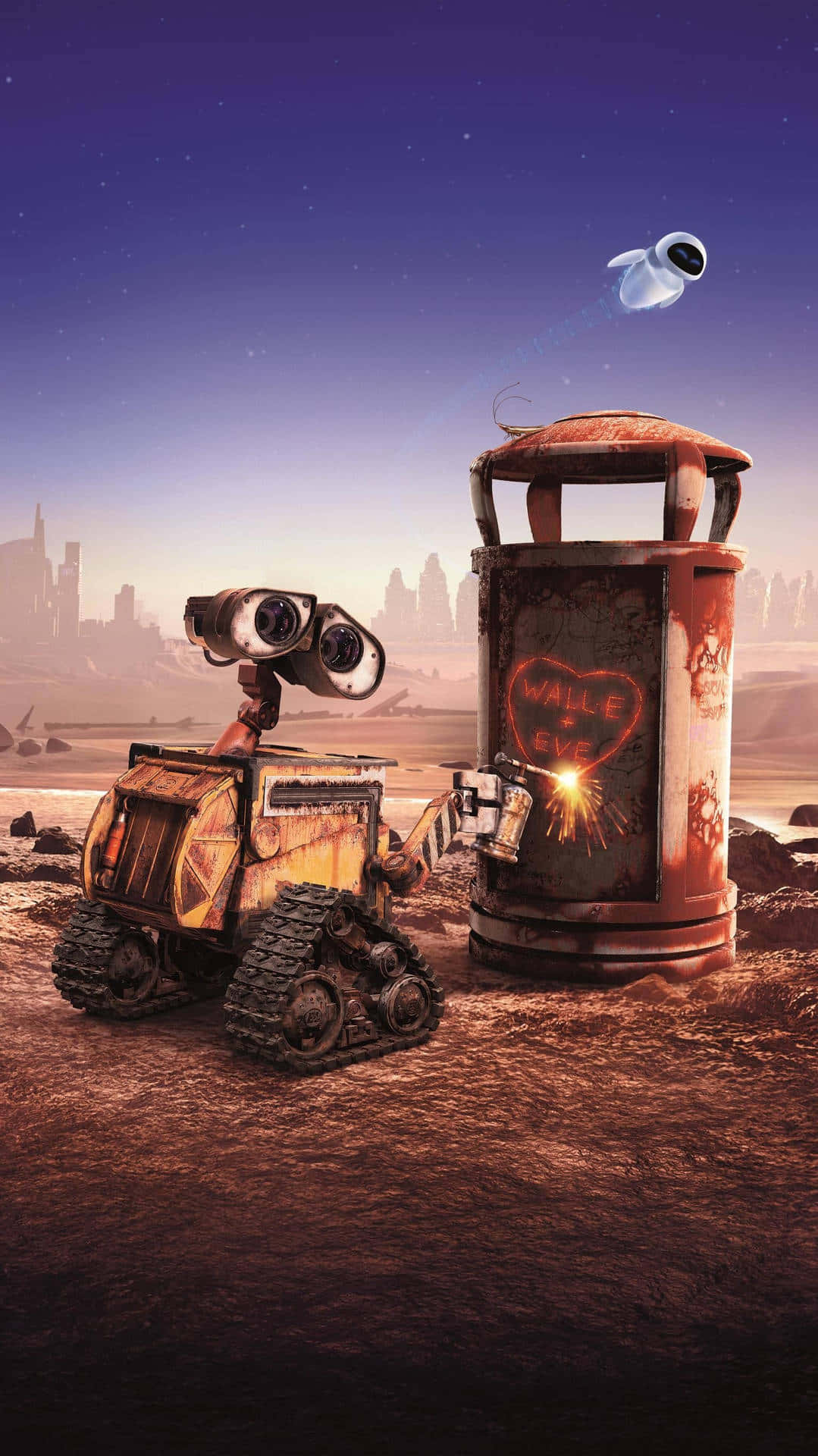 瓦力 桌布 壁紙 — Wall-E 站在一個生鏽的垃圾桶旁邊，上面畫了一個心形，而 Eve 在黃昏沙漠景觀上空漂浮。