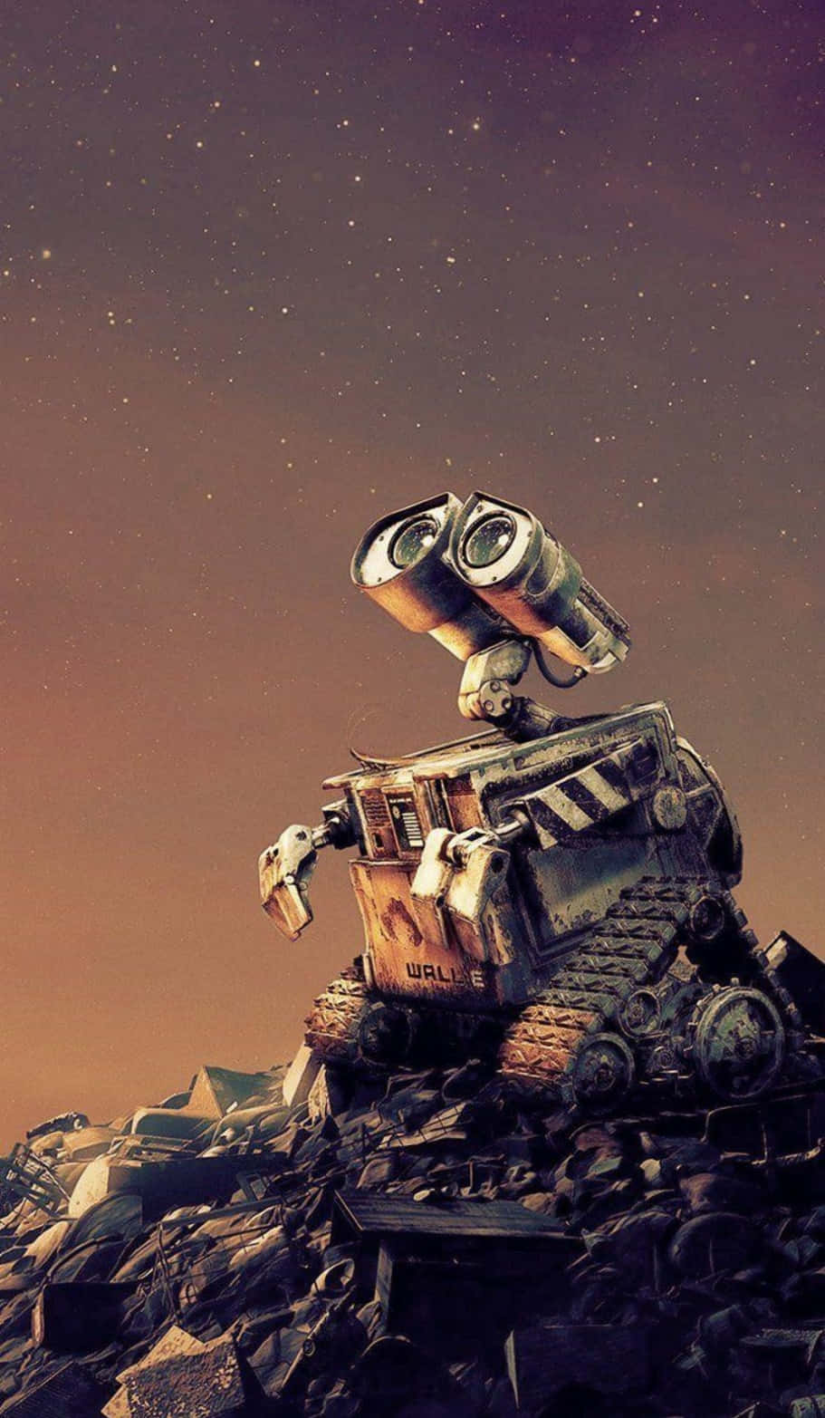 機器人 桌布 壁紙 — WALL-E 站在一堆垃圾上，下方是繁星點點的暮色天空，帶有溫暖漸變的地平線。