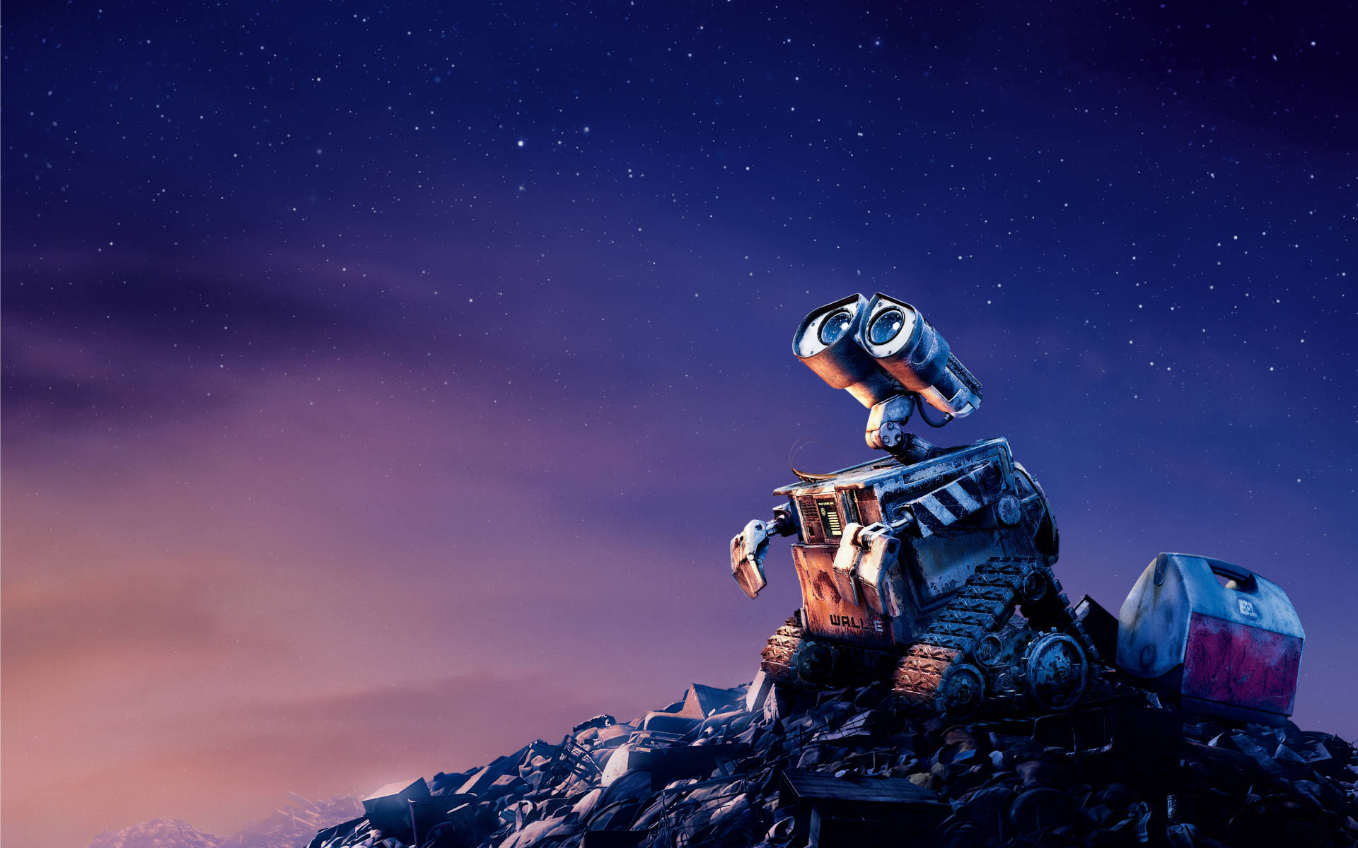 E 桌布 壁紙 — Wall-E 站在一堆垃圾上，在紫色和藍色色調的星空暮色天空下。