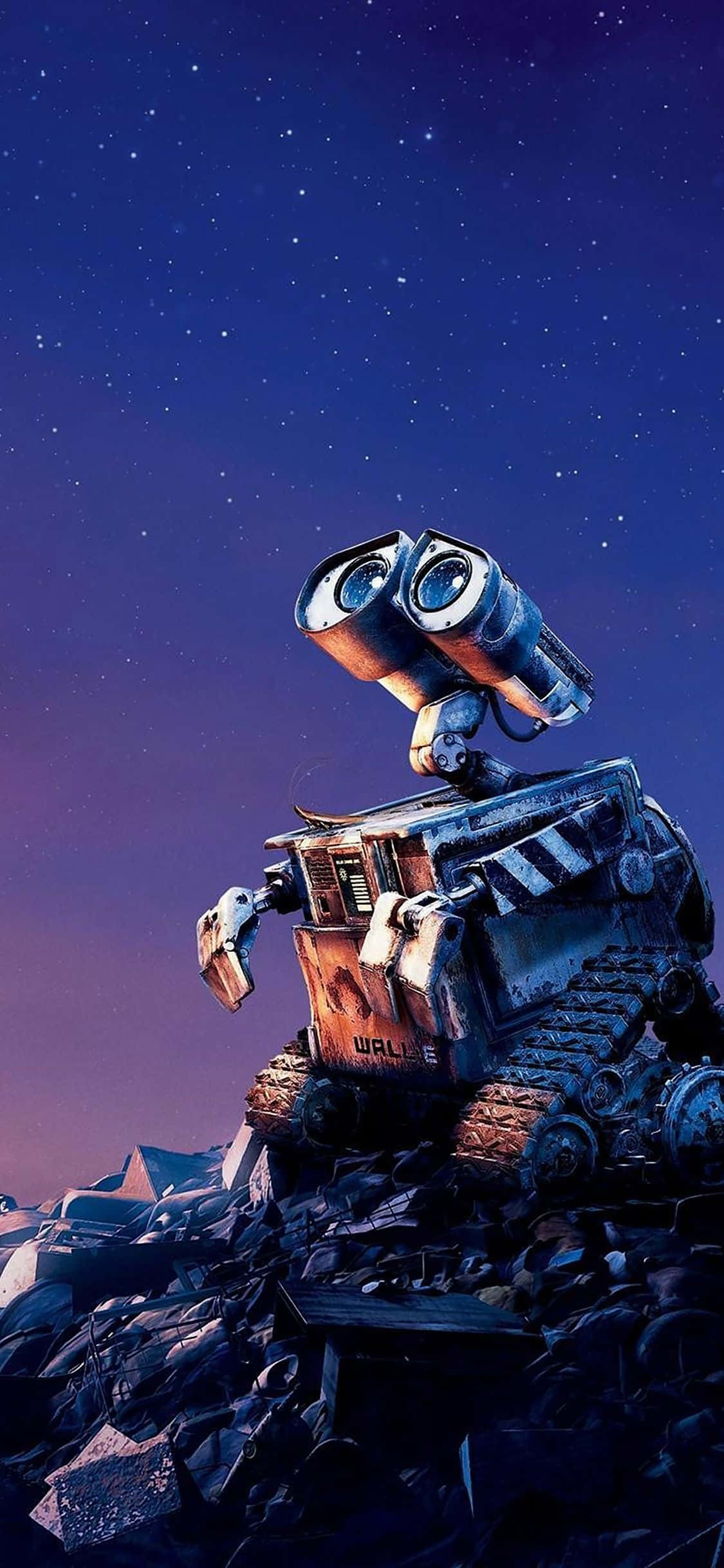瓦力 桌布 壁紙 — Wall-E 站在一堆垃圾上，背景是帶有紫色和藍色漸層的星空暮色天空。