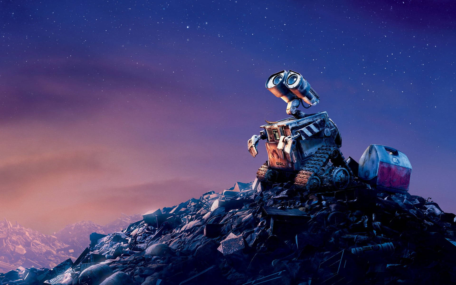 Pixar 桌布 壁紙 — Wall-E 站在一堆垃圾上，背景是星空暮色和遠山。
