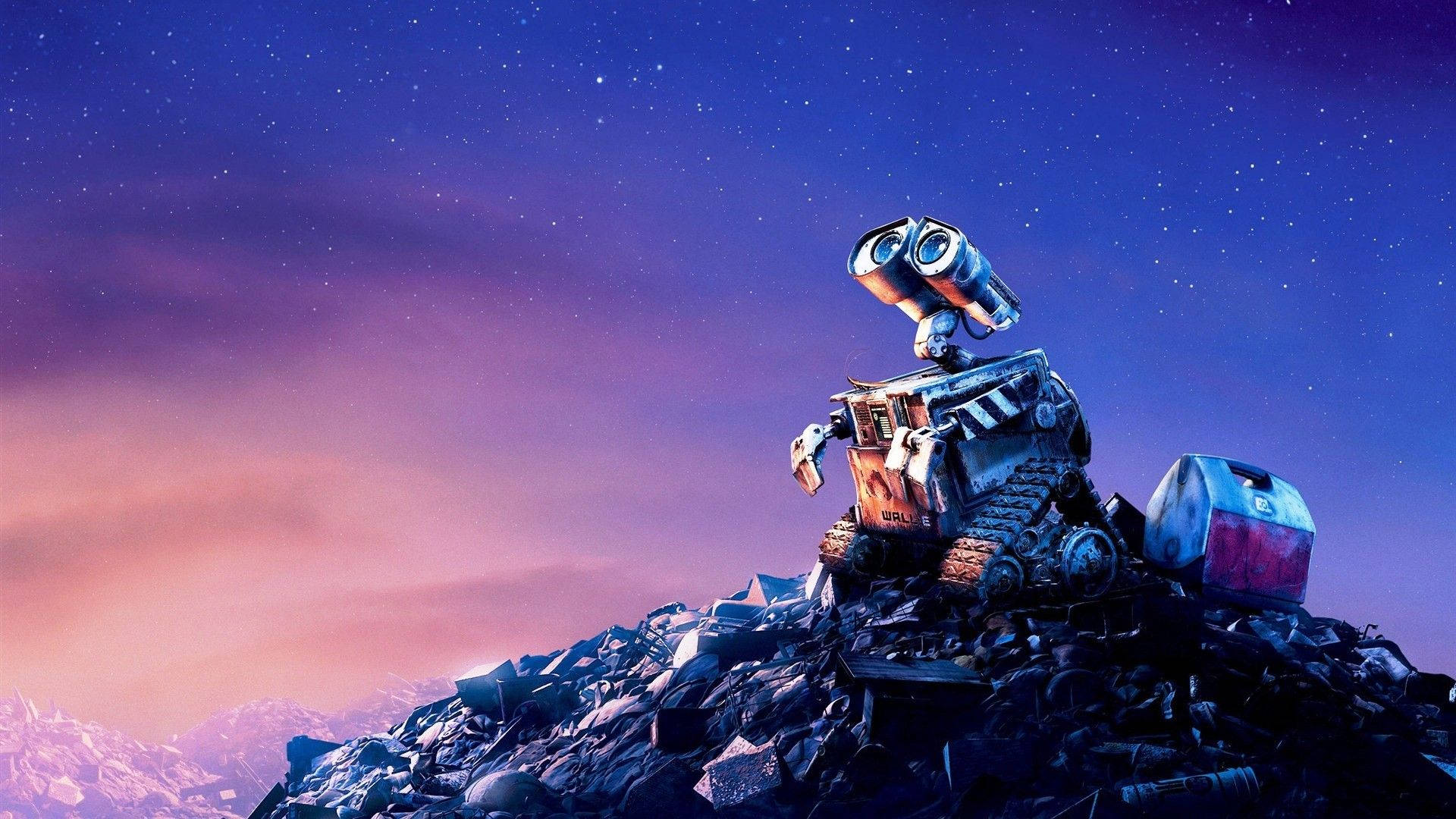 瓦力 桌布 壁紙 — Wall-E 站在一堆垃圾上，背景是繁星點點的暮色天空和遠山。