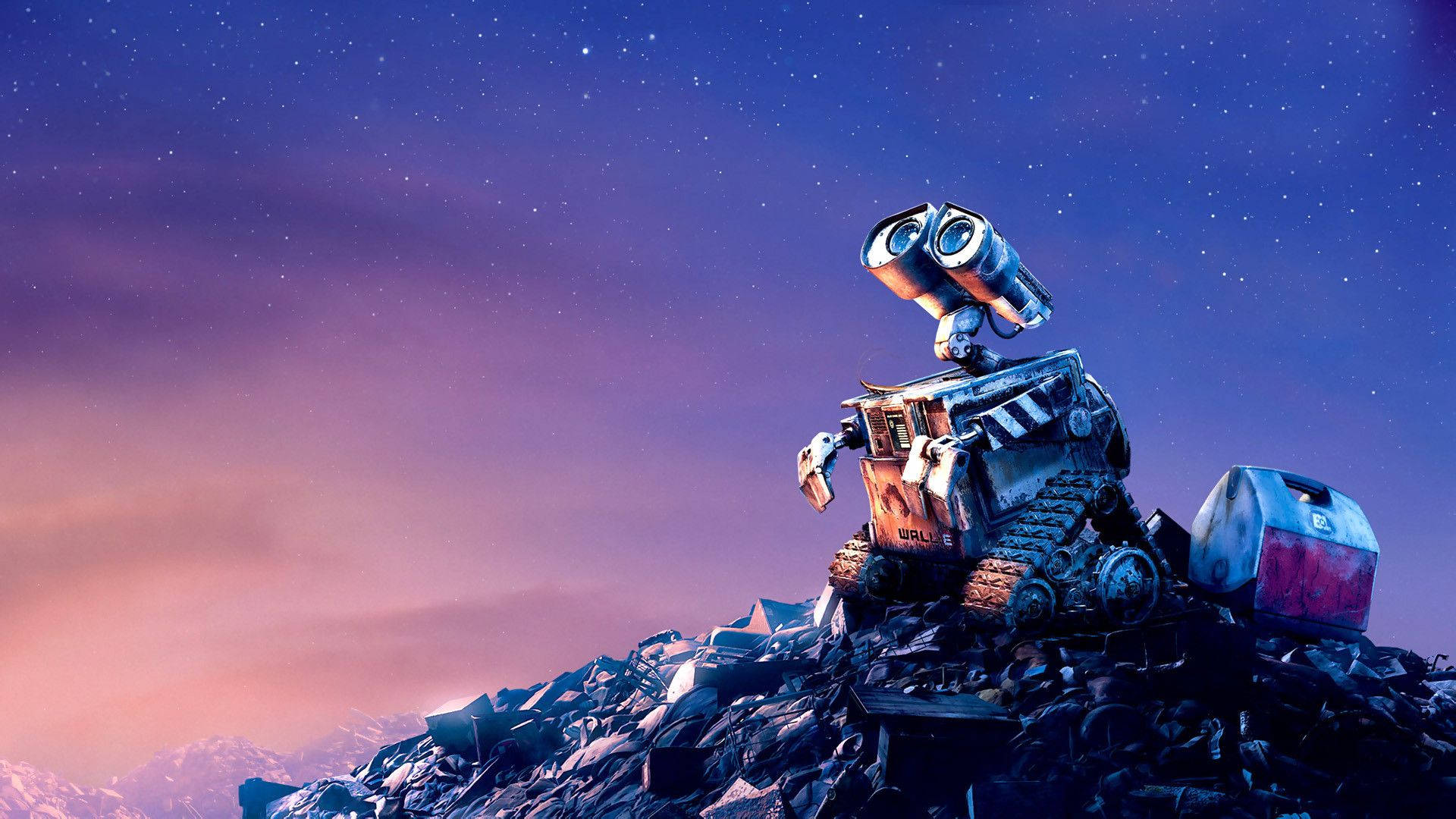 電影動圖 桌布 壁紙 — Wall-E 站在一堆垃圾上，背景是繁星點點的暮色天空和遠處的雪山。