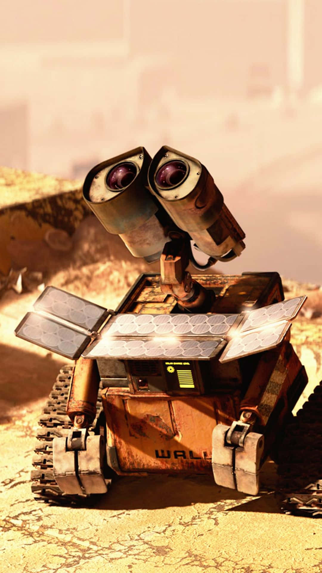 瓦力 桌布 壁紙 — Wall-E 站在龜裂的沙漠地面上，太陽能板在溫暖的金色陽光下張開。
