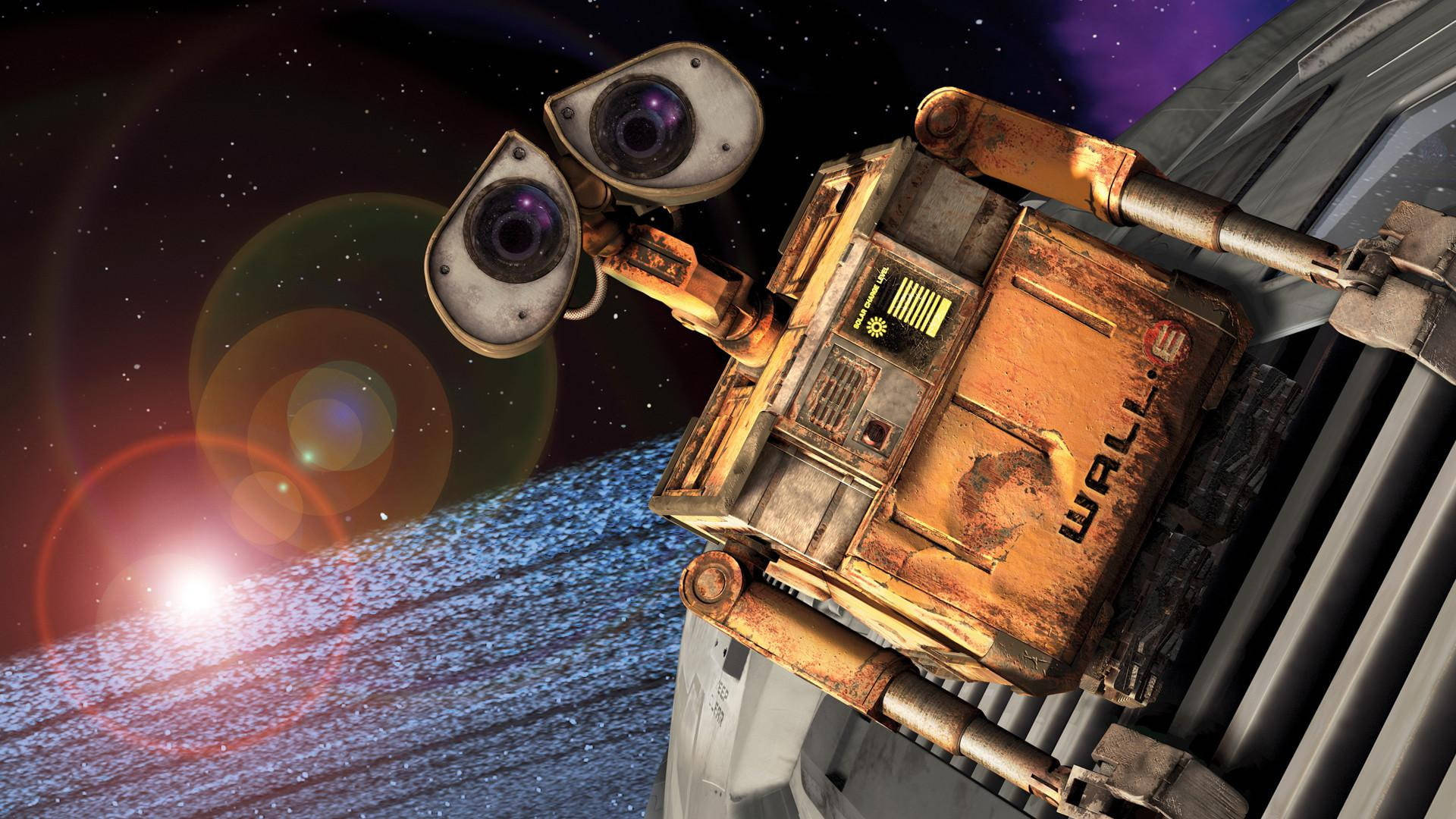 E 桌布 壁紙 — WALL-E 緊貼太空船船身，背景是星空宇宙，有鏡頭光暈和下方發光的行星。